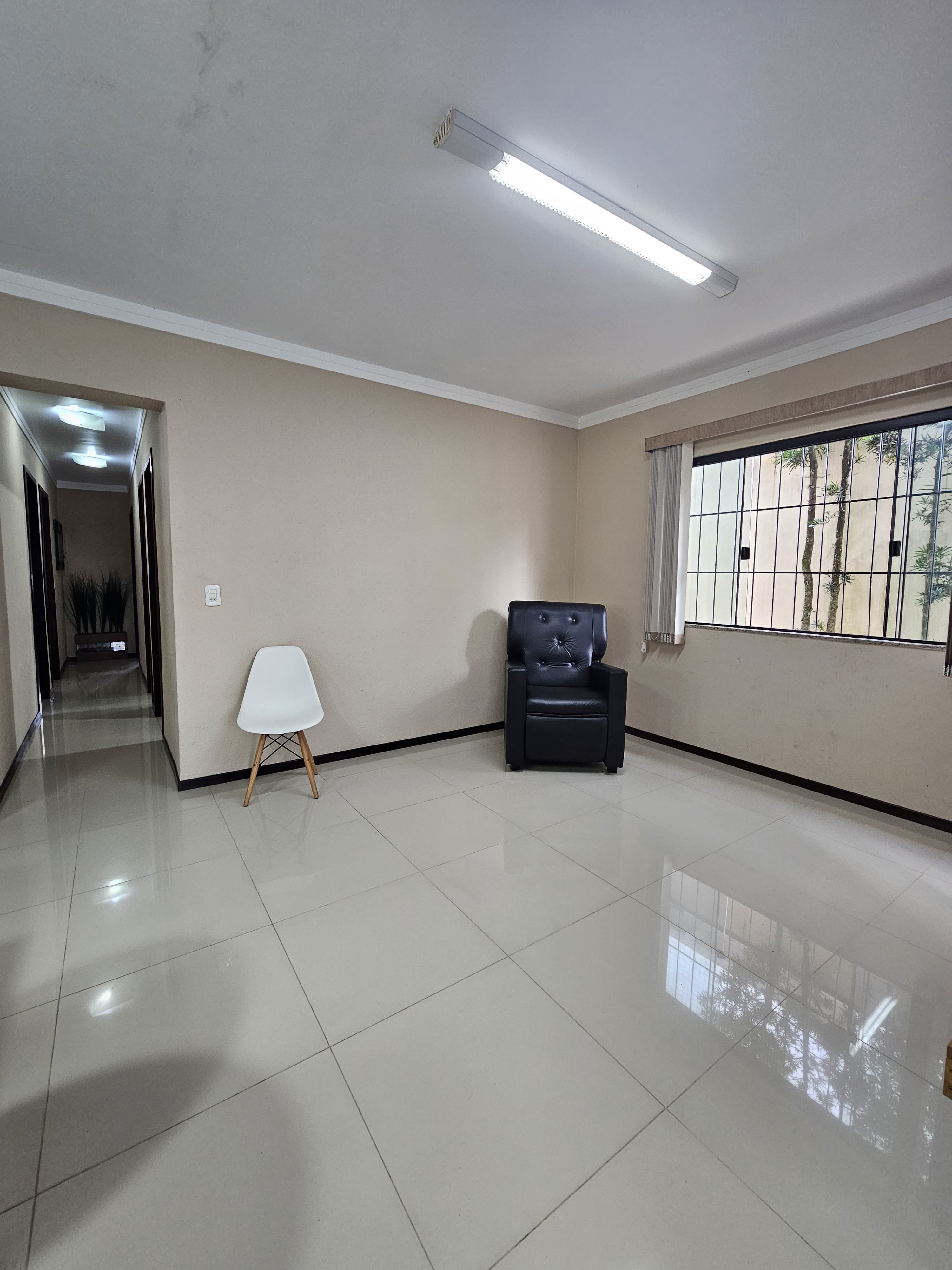 Casa com Amplo Terreno e Excelente Localização no Costa e Silva