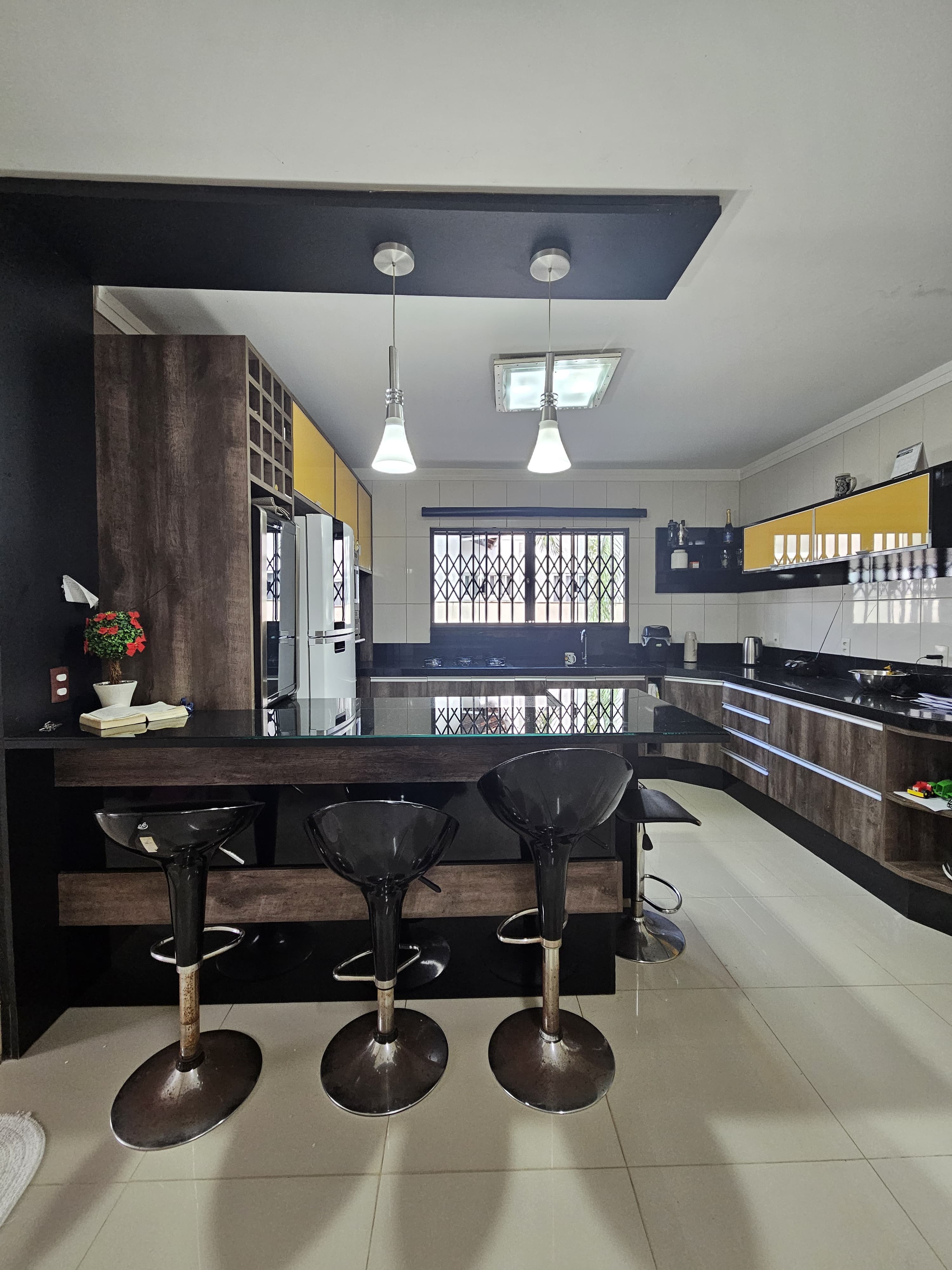 Casa com Amplo Terreno e Excelente Localização no Costa e Silva