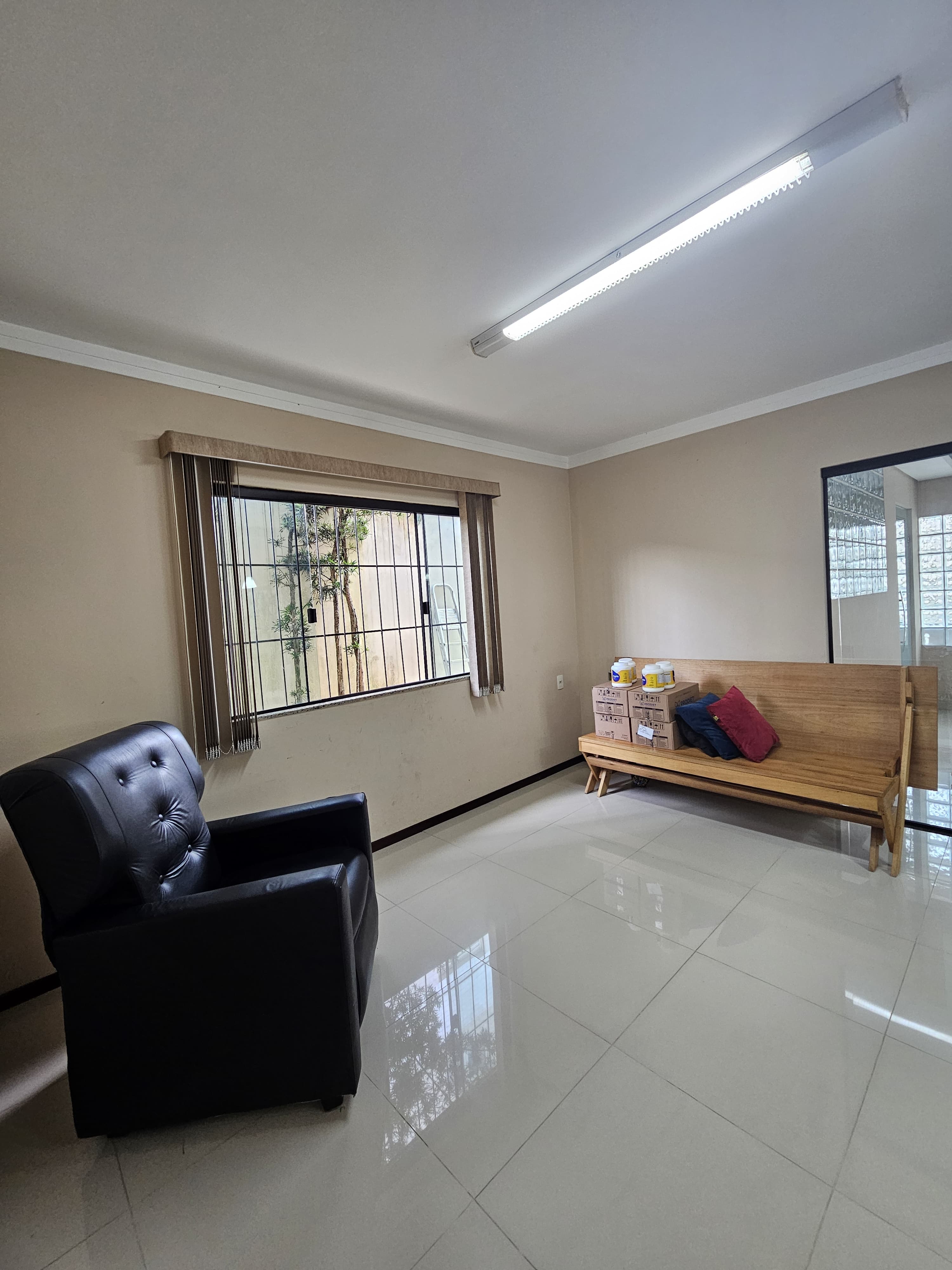 Casa com Amplo Terreno e Excelente Localização no Costa e Silva