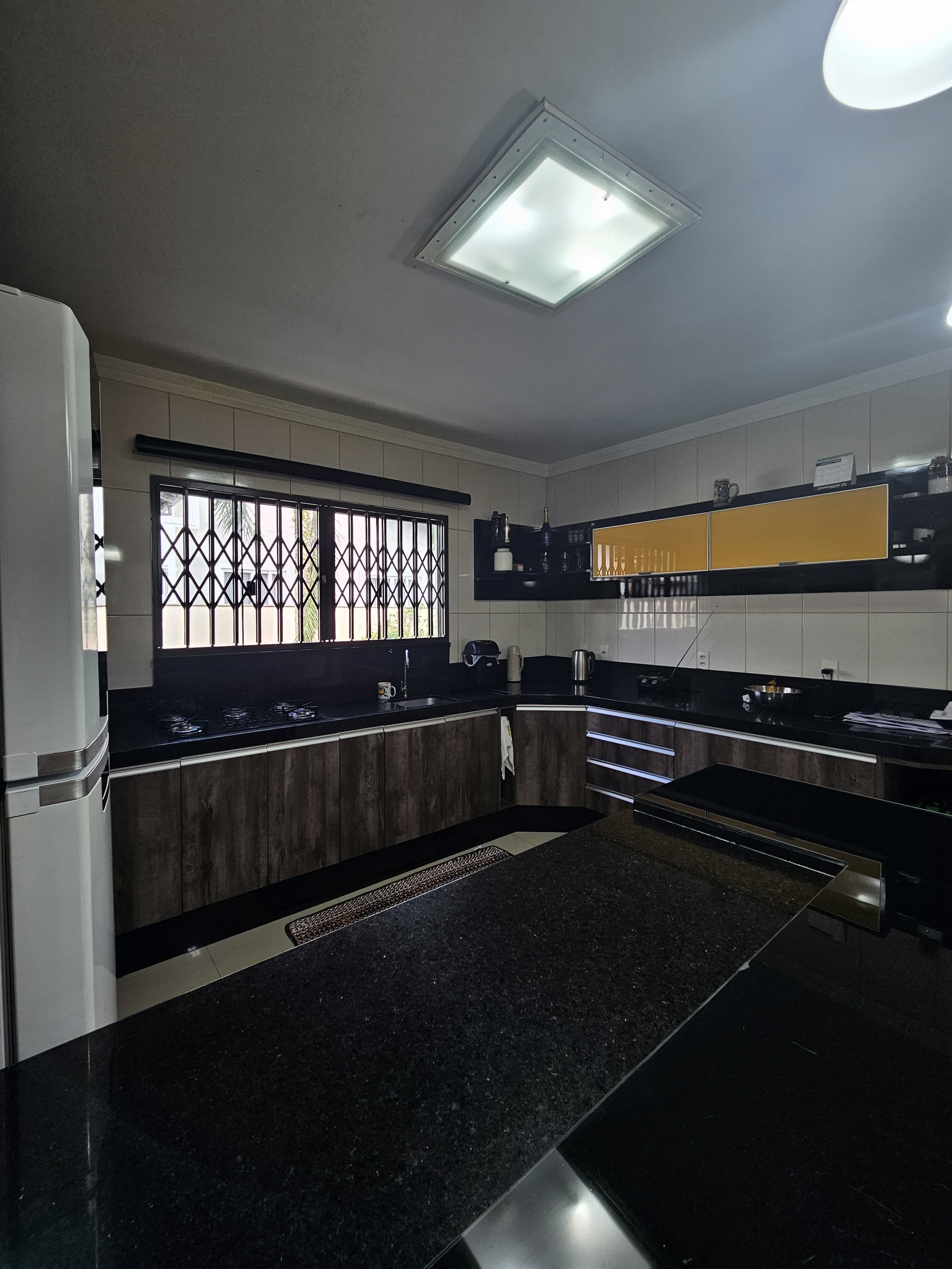 Casa com Amplo Terreno e Excelente Localização no Costa e Silva