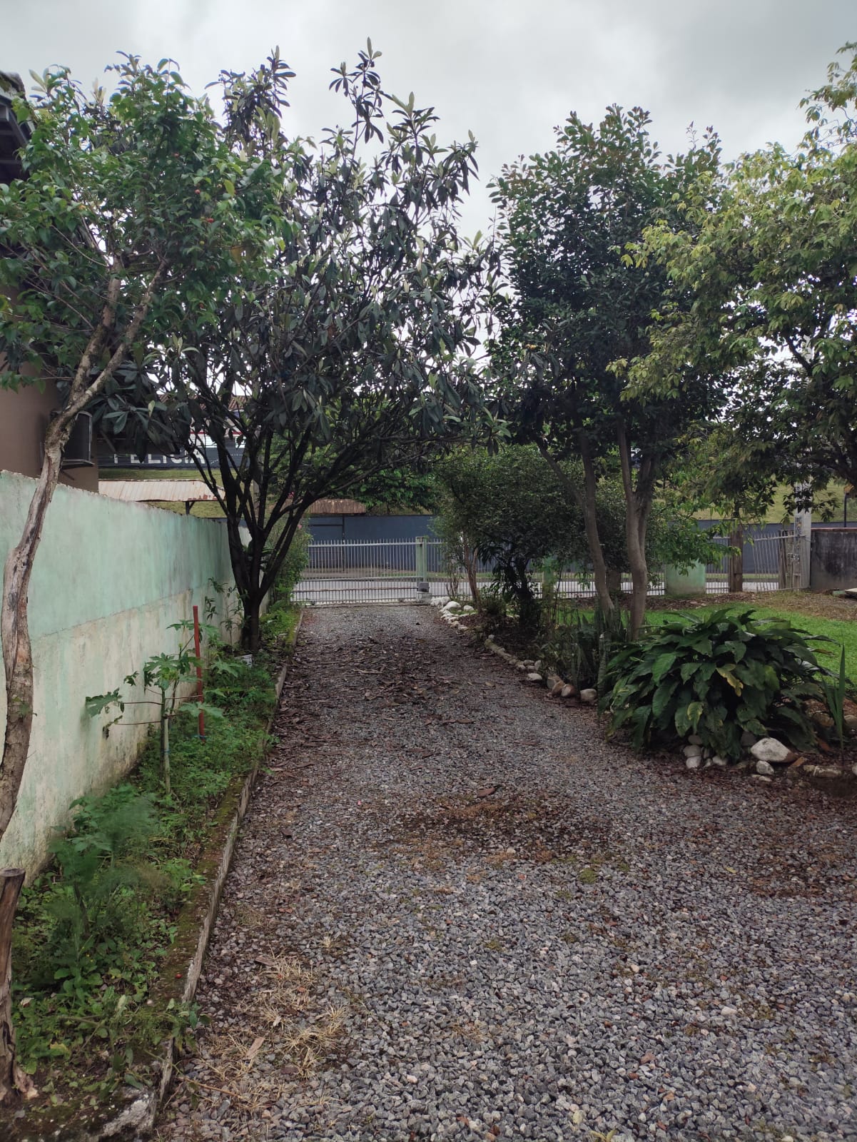 CASA EM TERRENO COMPARTILHADO  PARA LOCAÇÃO 