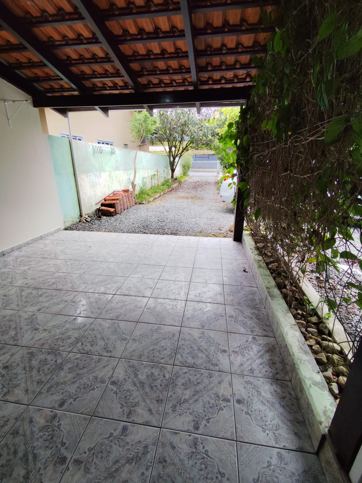 CASA EM TERRENO COMPARTILHADO  PARA LOCAÇÃO 