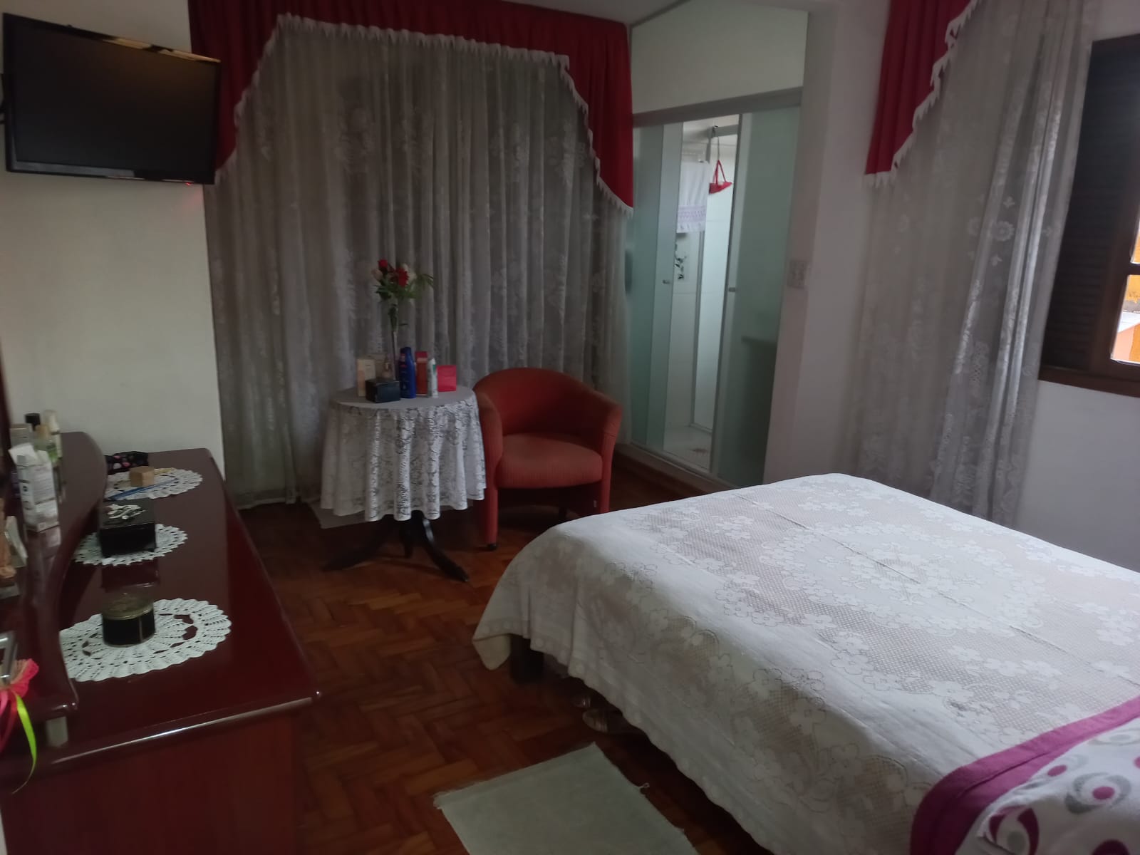excelente sobrado com + uma casa em otima localização