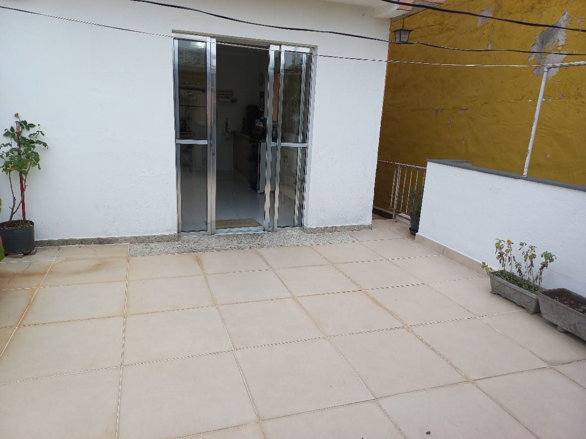 excelente sobrado com + uma casa em otima localização
