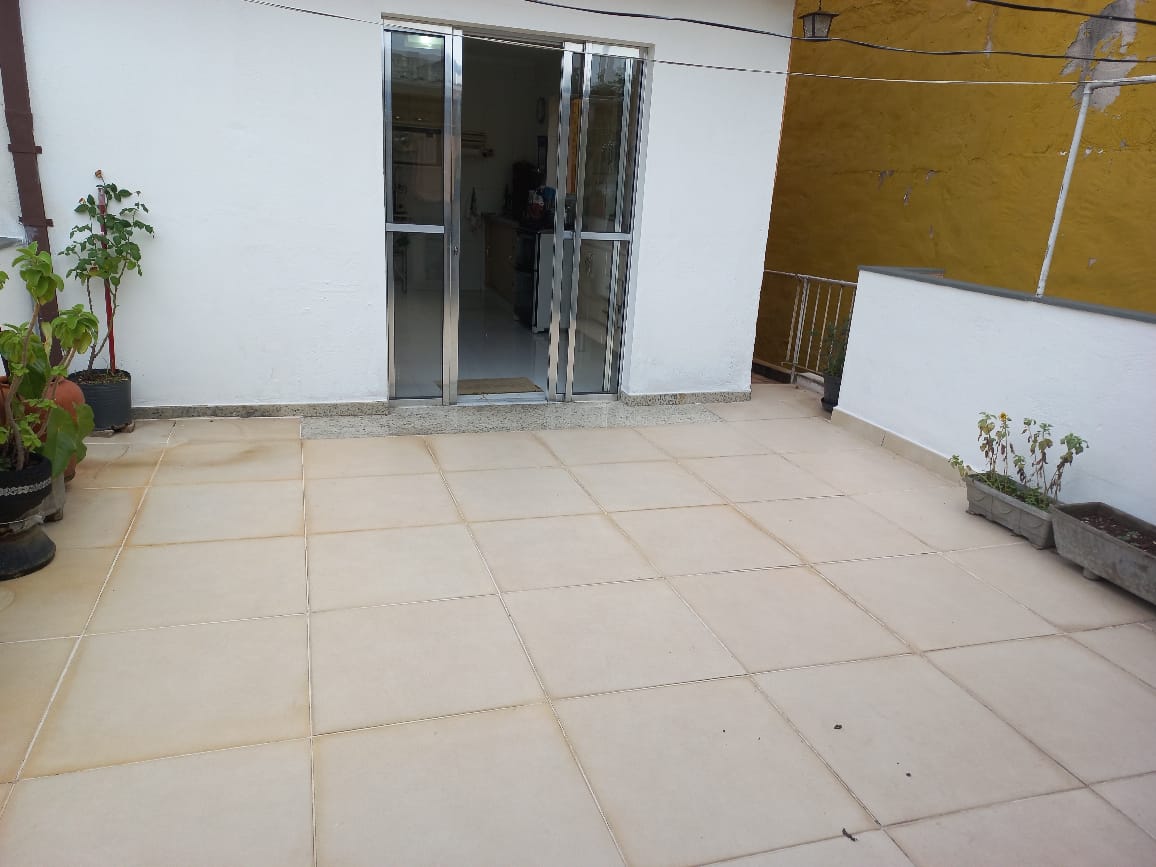 excelente sobrado com + uma casa em otima localização