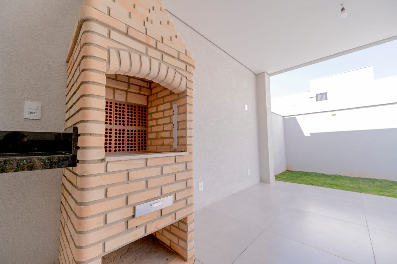 CASA NO CONDOMINIO SANTINON - VENDA