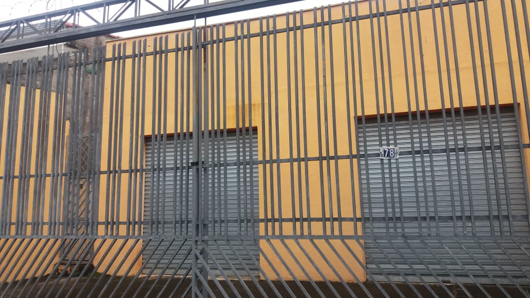 SALÃO COMERCIAL COM CASAS NO FUNDO - VENDA
