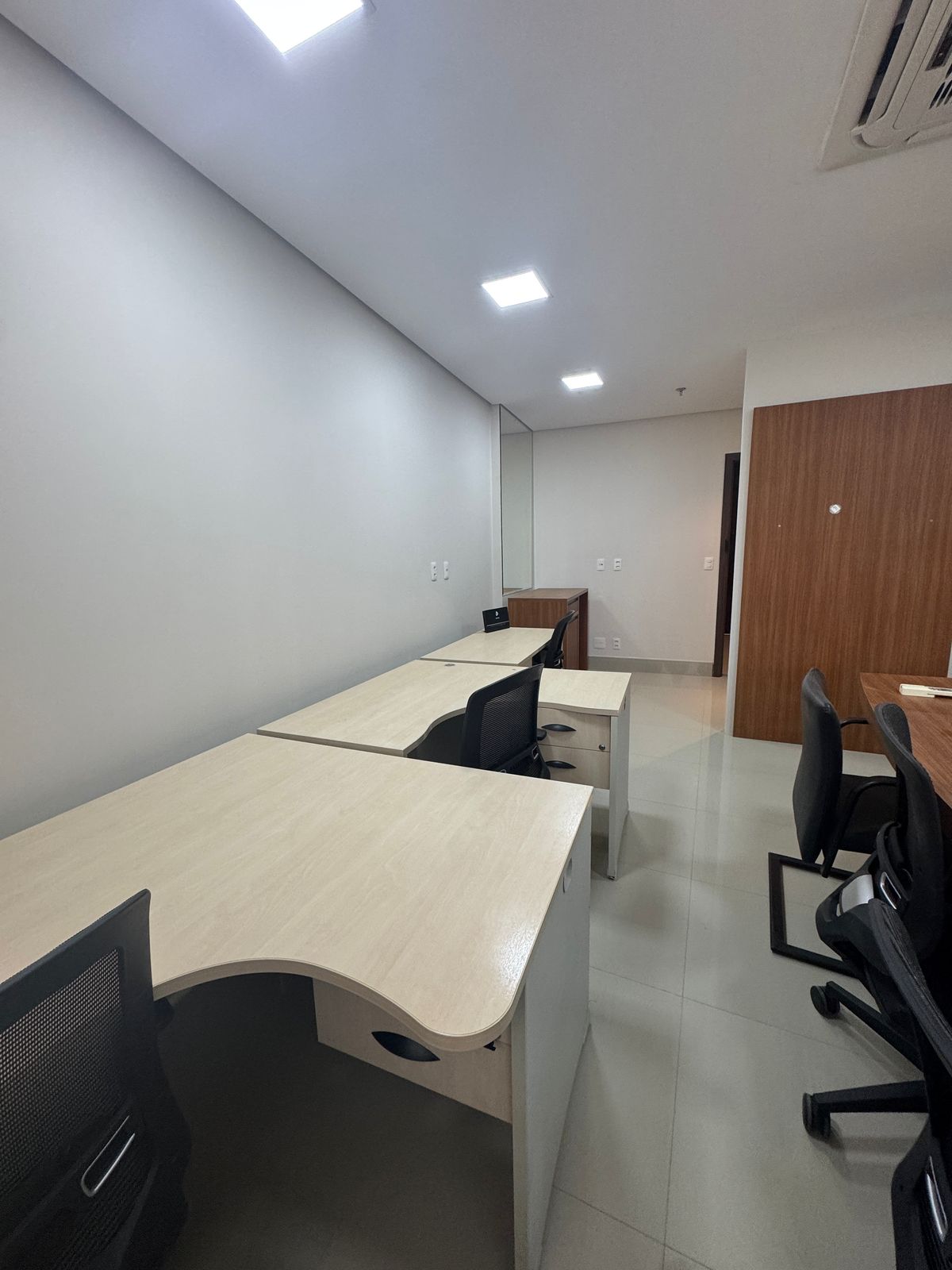 SALA COMERCIAL DISPONÍVEL PARA LOCAÇÃO NO CRISTAL TOWER