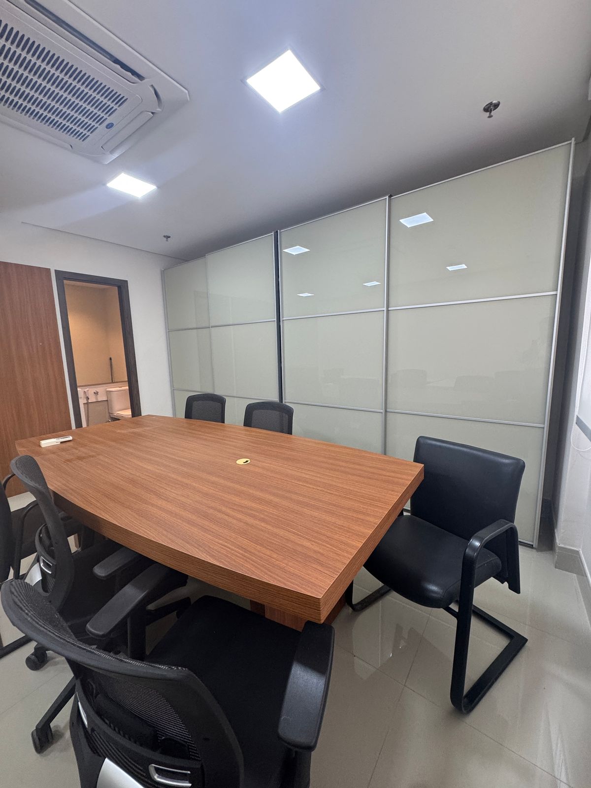 SALA COMERCIAL DISPONÍVEL PARA LOCAÇÃO NO CRISTAL TOWER
