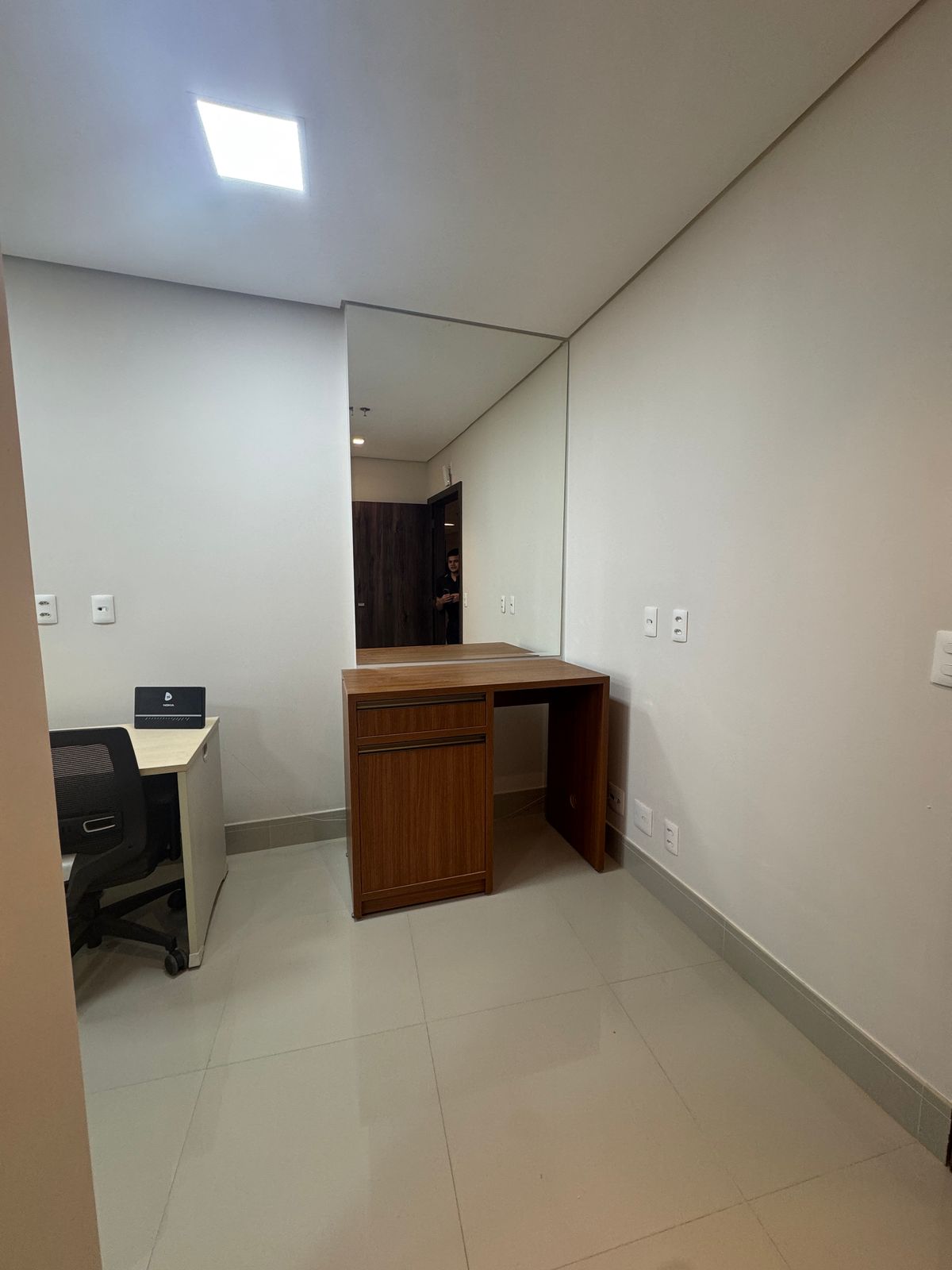 SALA COMERCIAL DISPONÍVEL PARA LOCAÇÃO NO CRISTAL TOWER