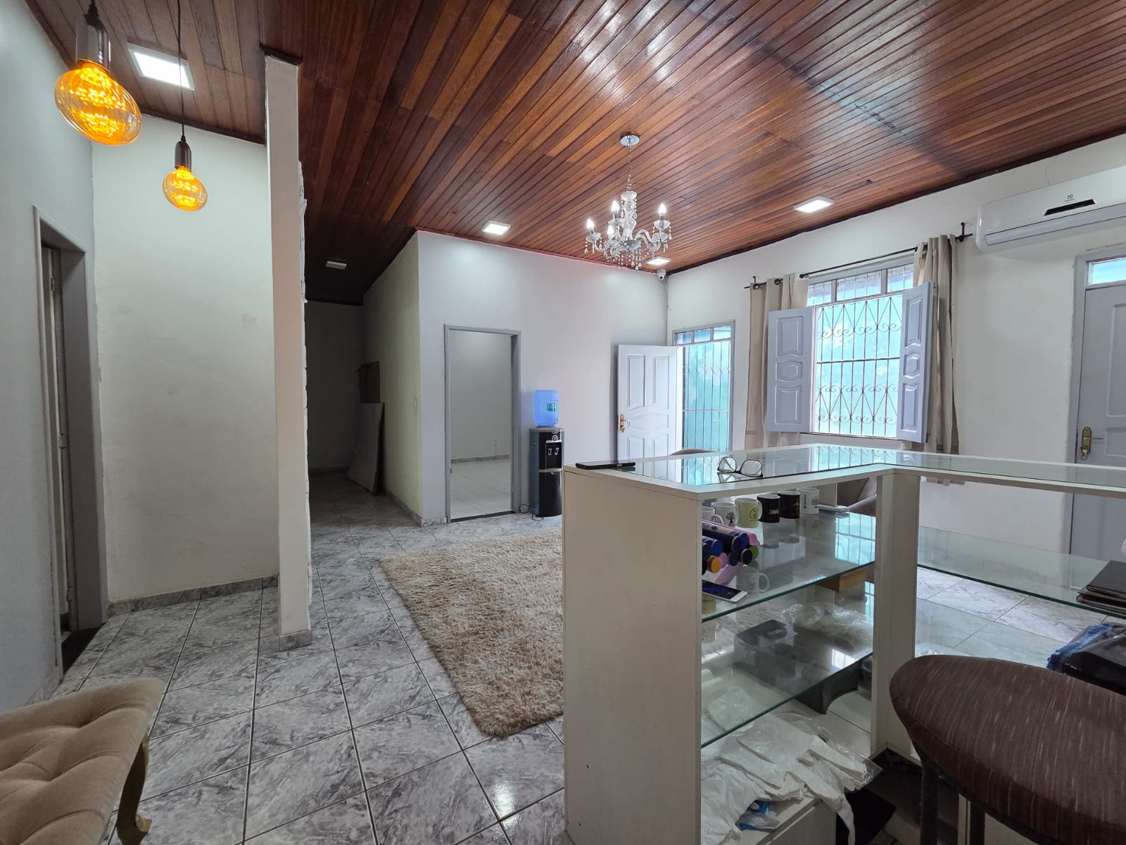 Alugo sala comercial na Avenida Autaz Mirin- Tancredo Neves