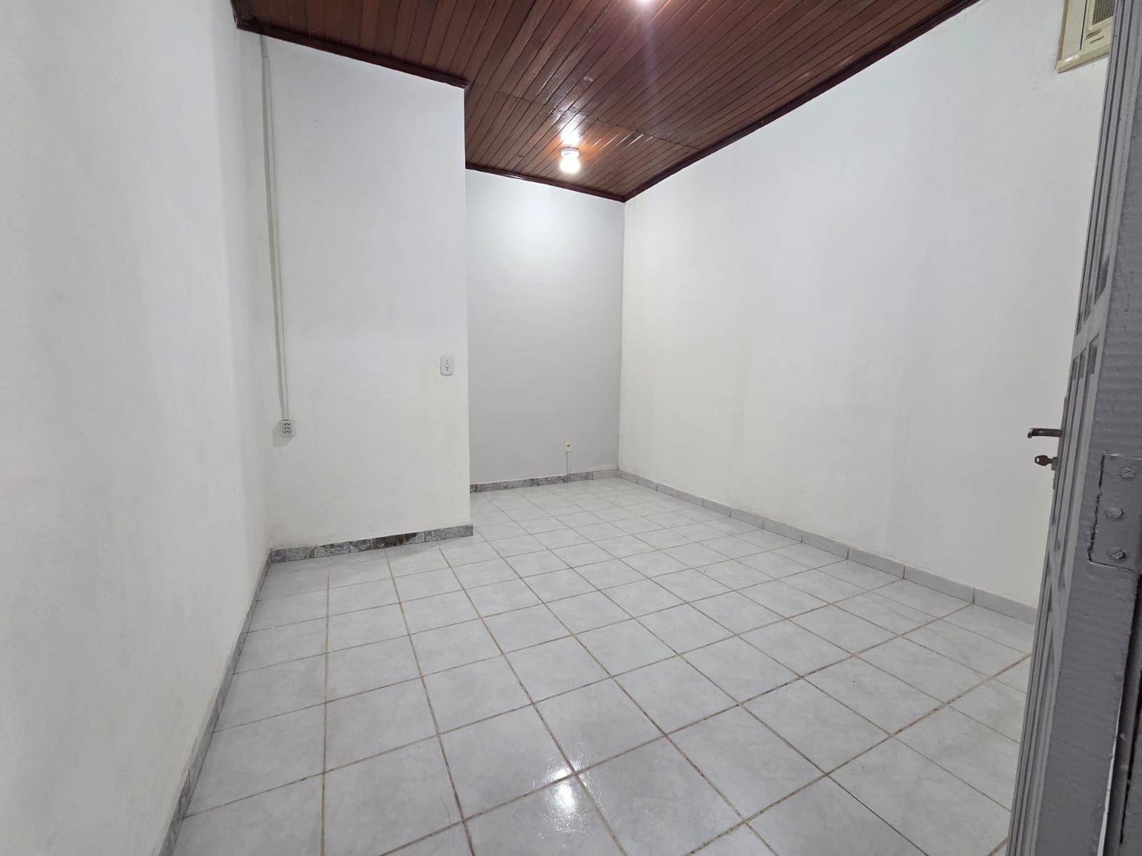 Alugo sala comercial na Avenida Autaz Mirin- Tancredo Neves