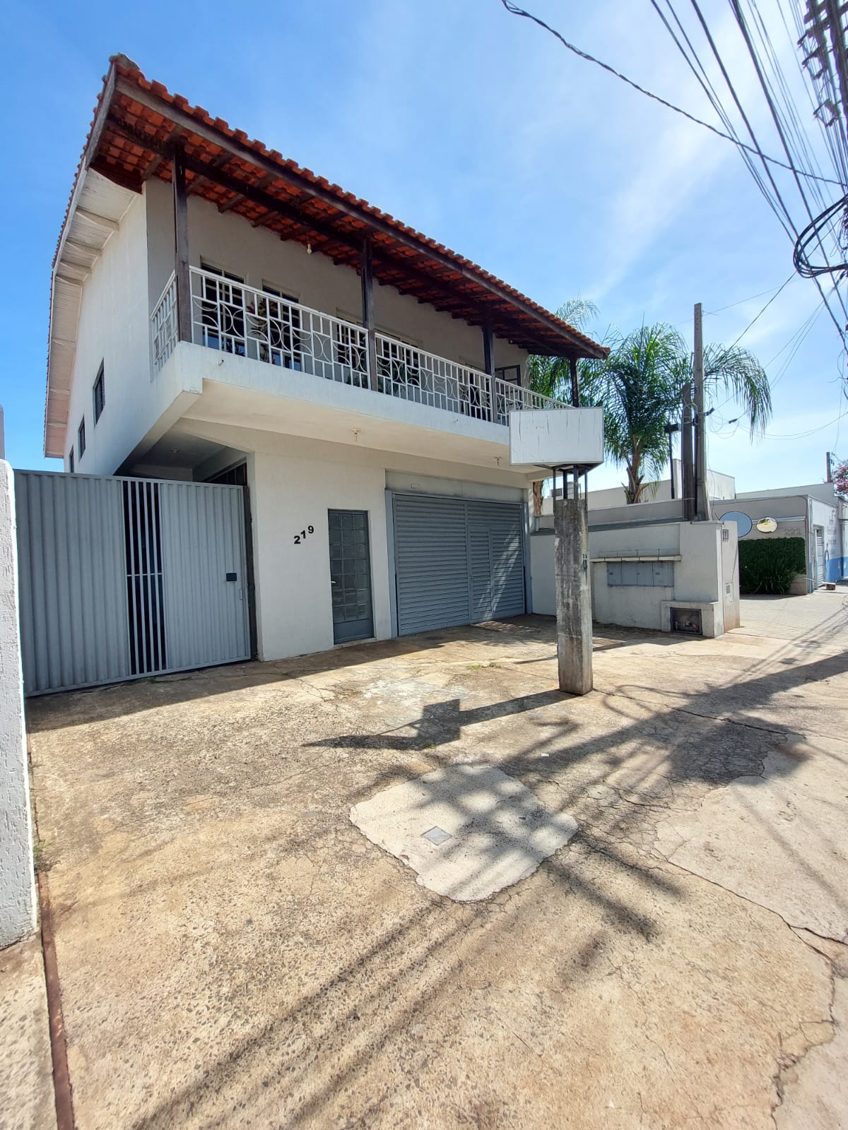 Imóvel à Venda em Boituva: Sobrado com Galpão Comercial