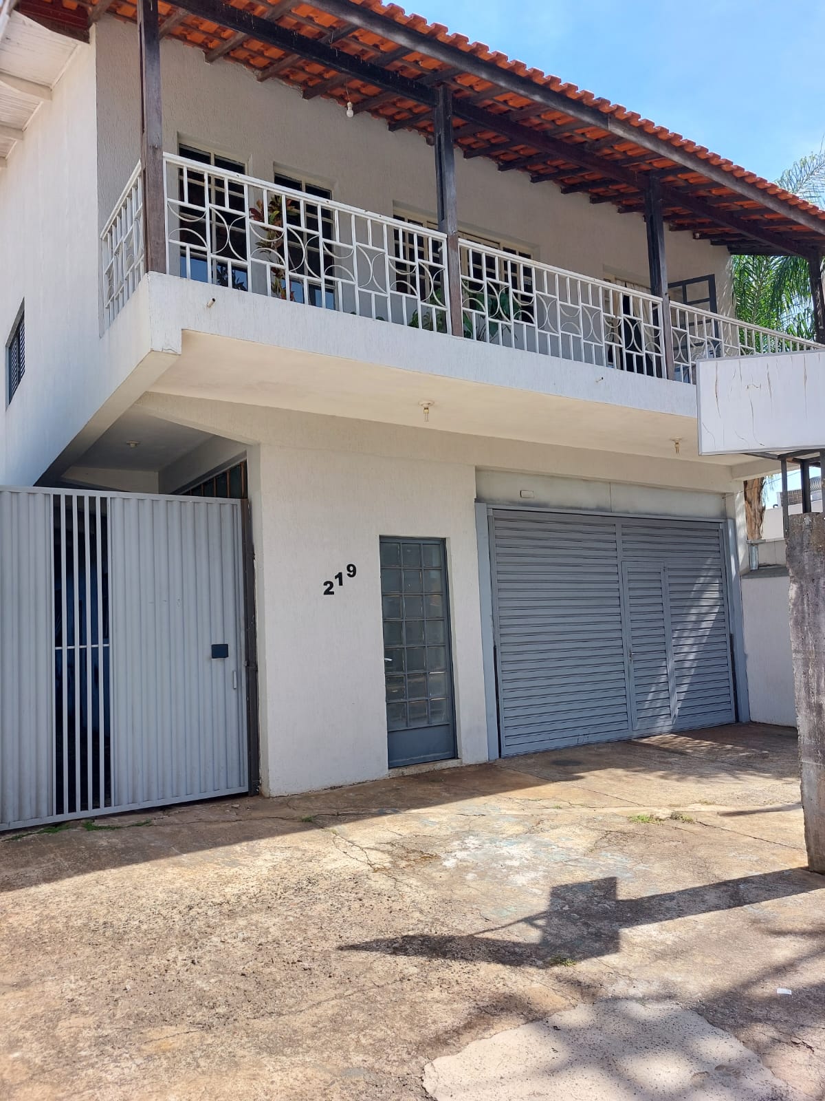 Imóvel à Venda em Boituva: Sobrado com Galpão Comercial