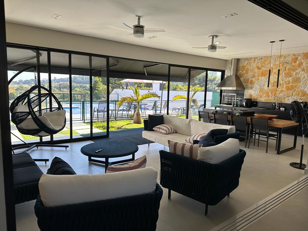 Casa Térrea Mobiliada com 4 Suítes e Piscina no Condomínio Portal dos Lagos, Boituva