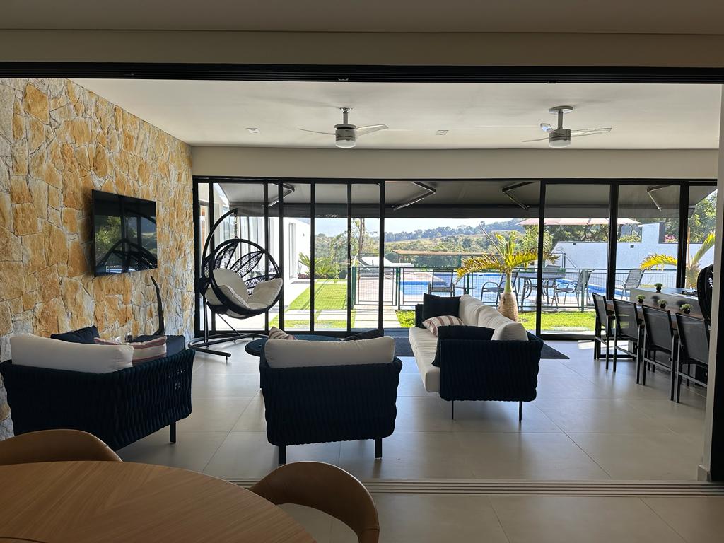 Casa Térrea Mobiliada com 4 Suítes e Piscina no Condomínio Portal dos Lagos, Boituva