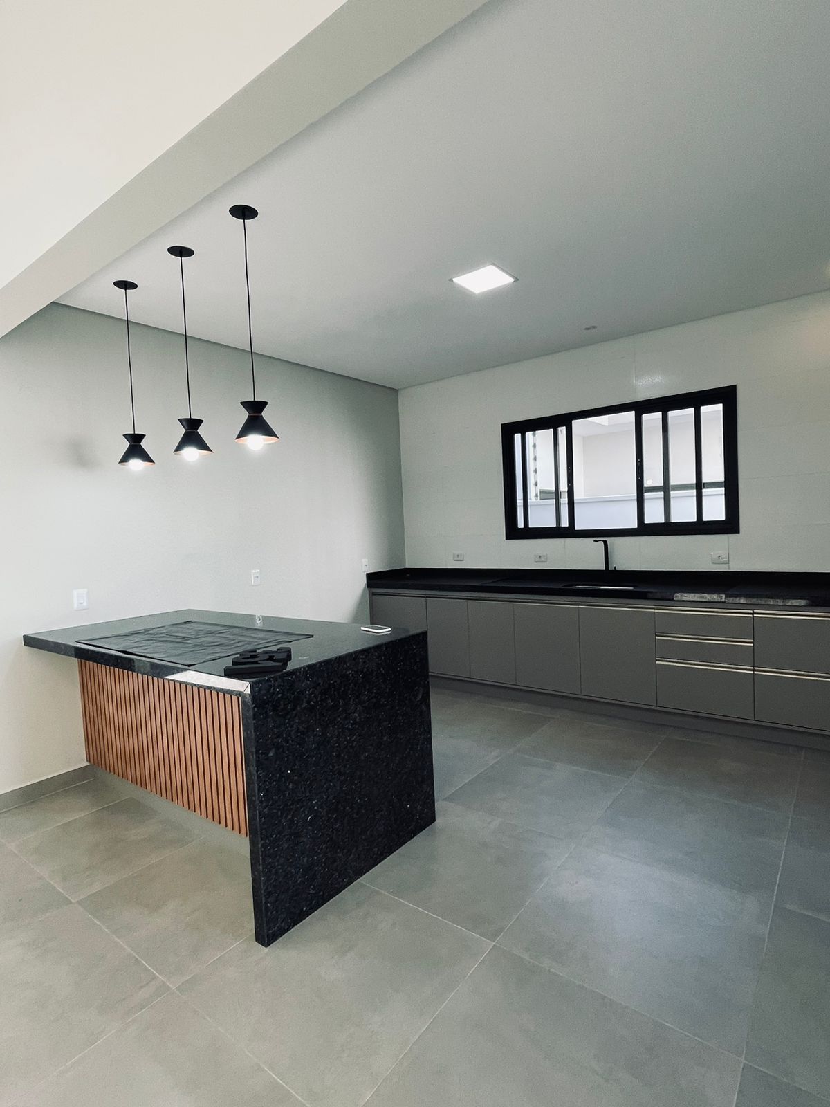 Casa com 3 quartos, sendo 01 suíte, 154 m², à venda por R$ 765.000
