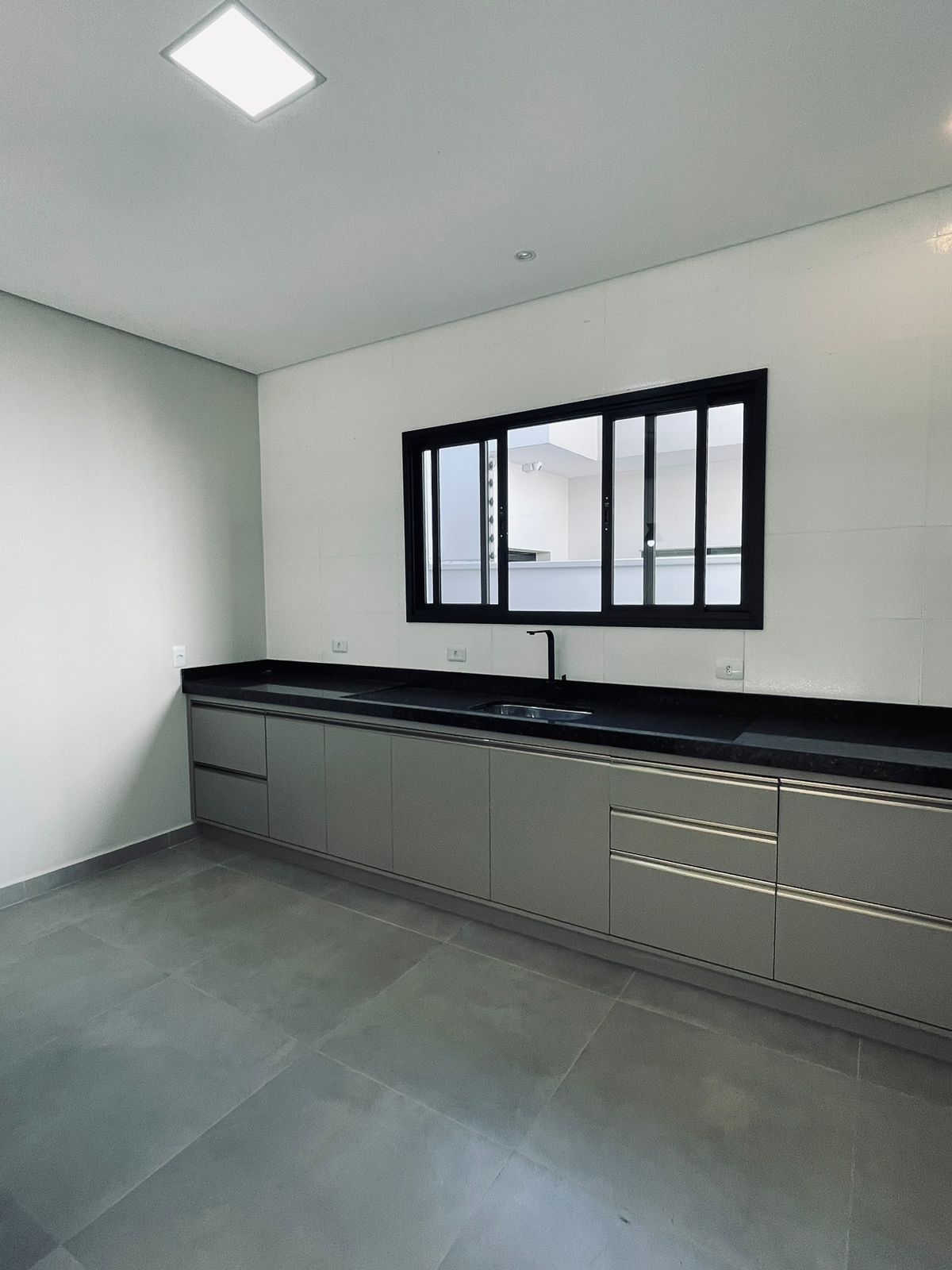 Casa com 3 quartos, sendo 01 suíte, 154 m², à venda por R$ 765.000
