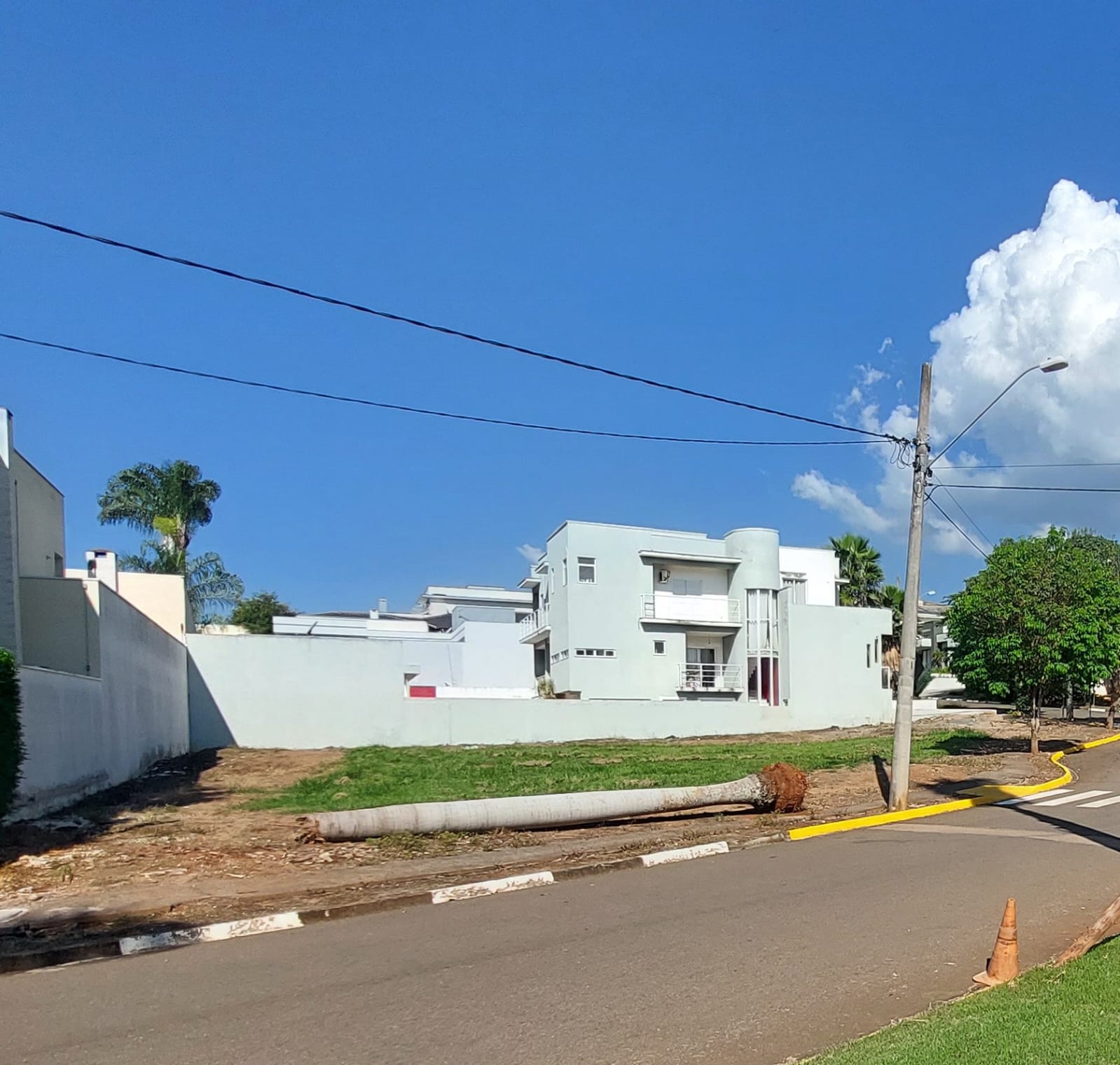 Oportunidade Única: Terreno á Venda de Esquina em Frente ao Lago, Portal das Estrelas
