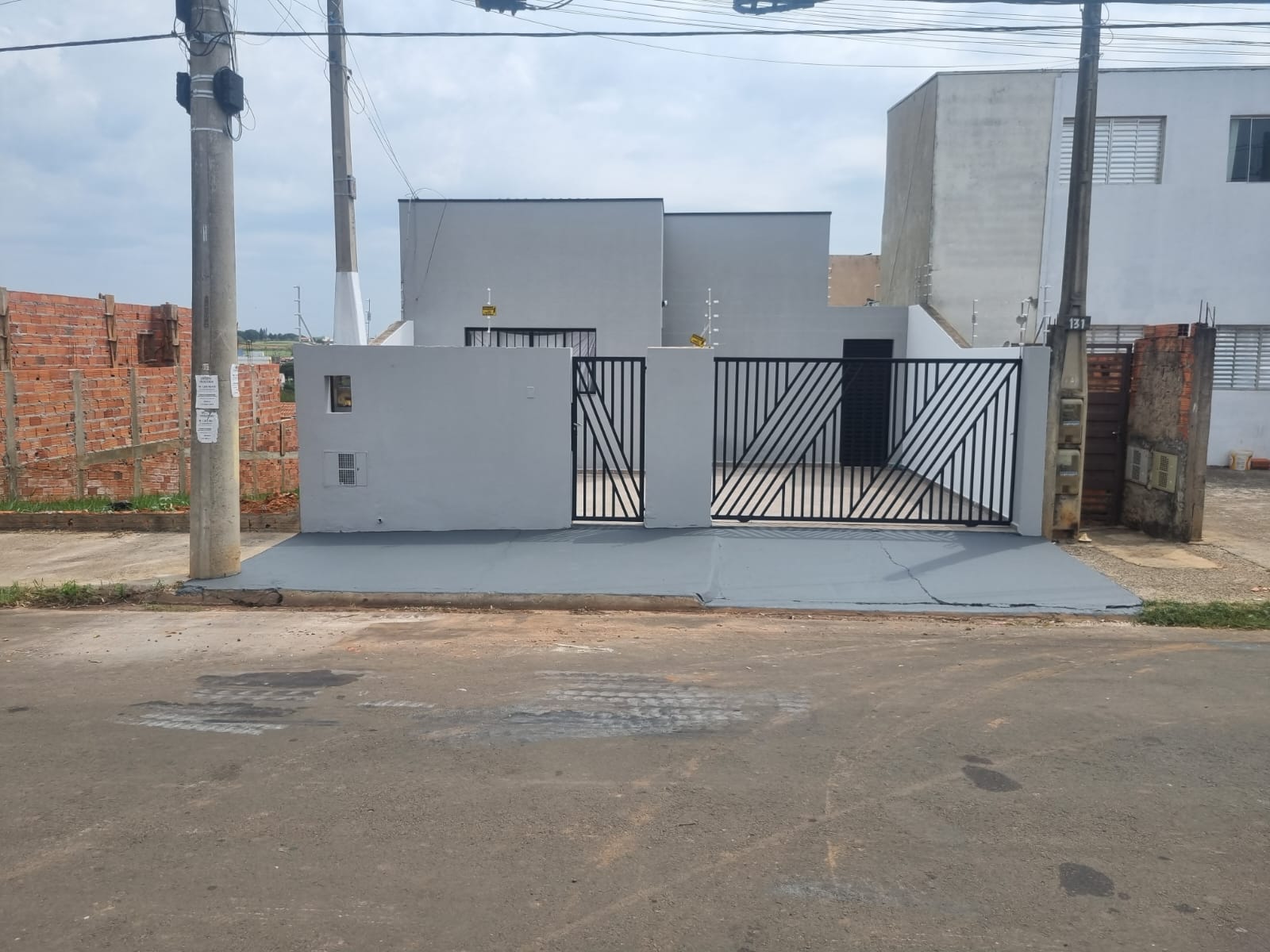 Casa a venda c/ 03 dormitórios, sendo 01 suíte - Bairro Água Branca