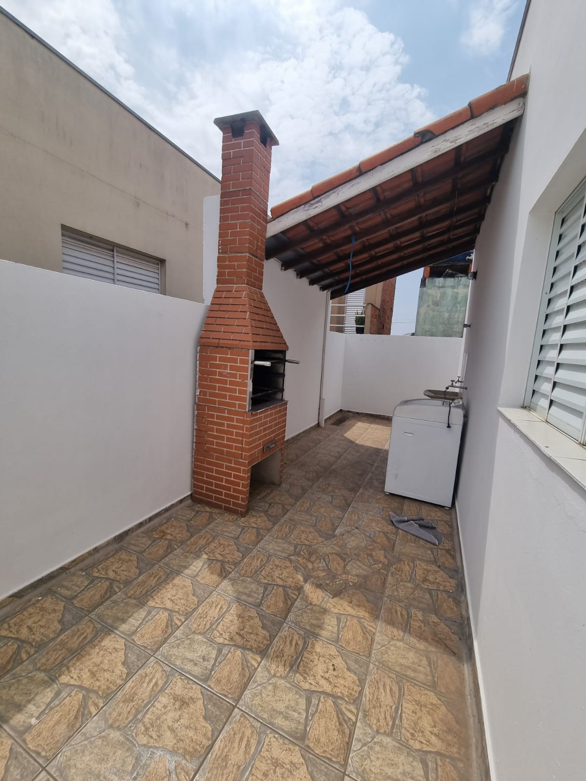 Casa a venda c/ 03 dormitórios, sendo 01 suíte - Bairro Água Branca