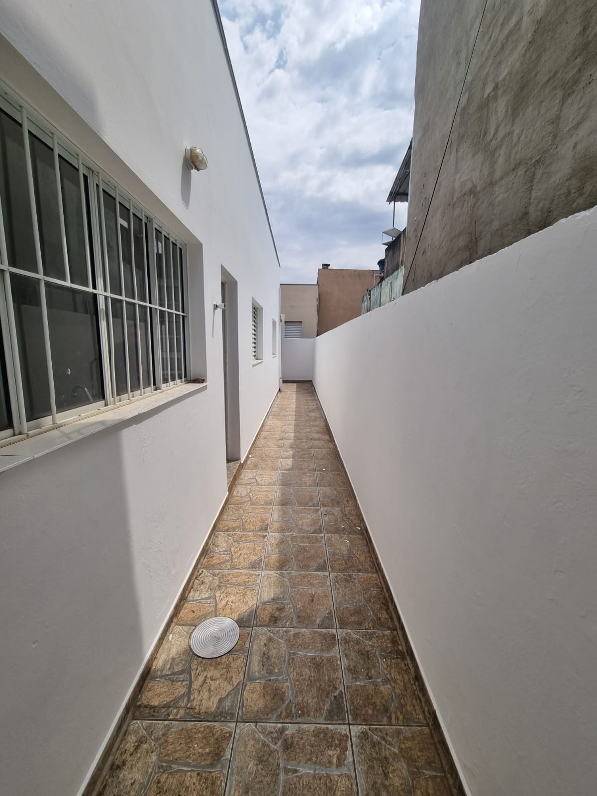 Casa a venda c/ 03 dormitórios, sendo 01 suíte - Bairro Água Branca