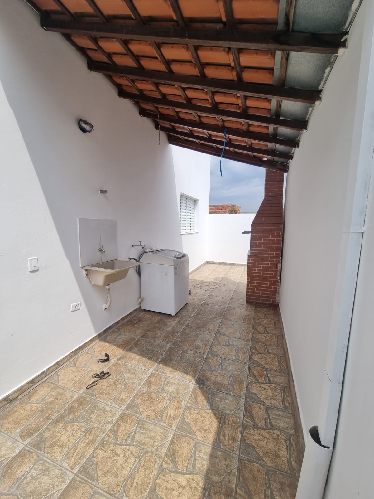 Casa a venda c/ 03 dormitórios, sendo 01 suíte - Bairro Água Branca