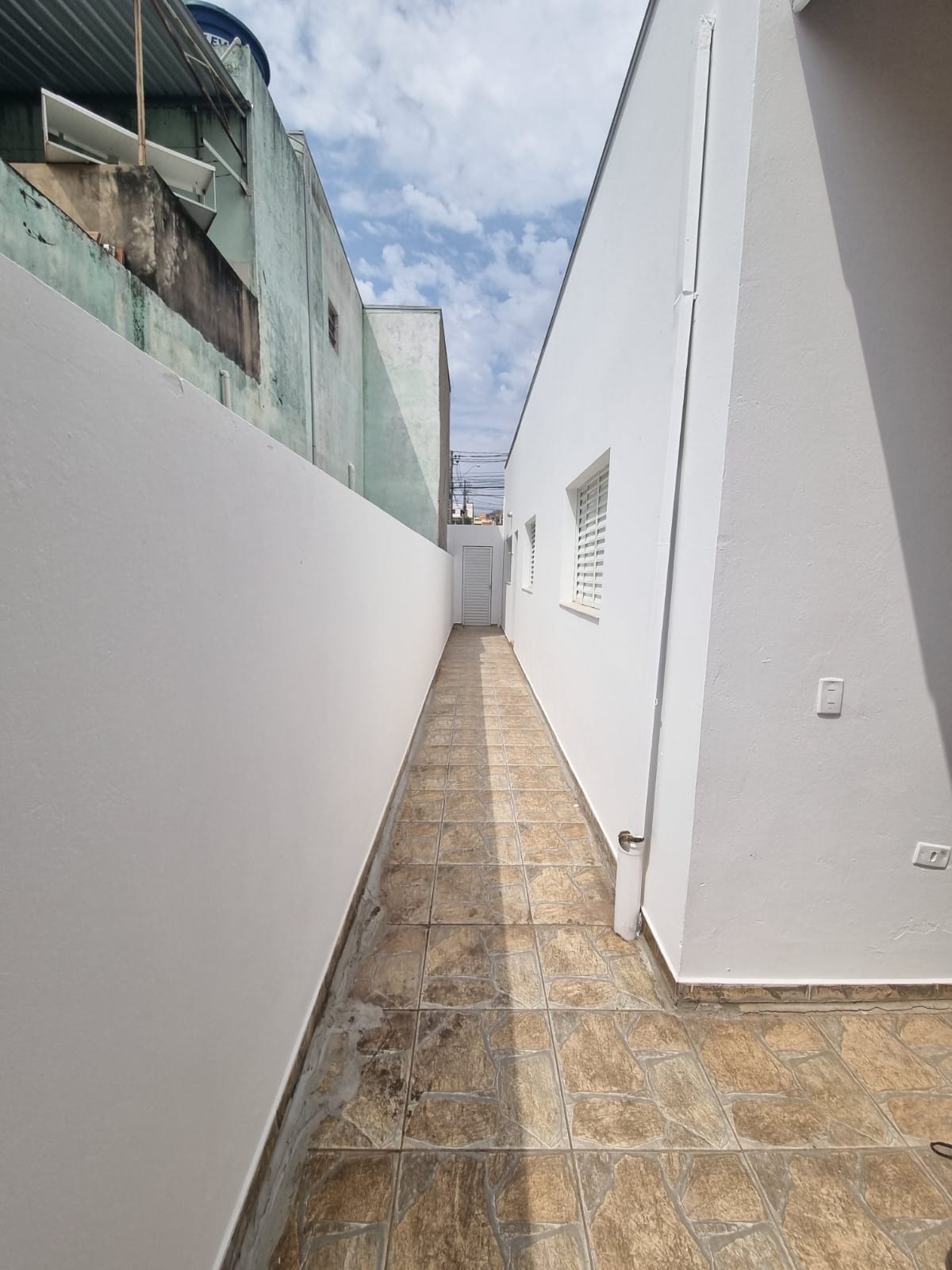 Casa a venda c/ 03 dormitórios, sendo 01 suíte - Bairro Água Branca