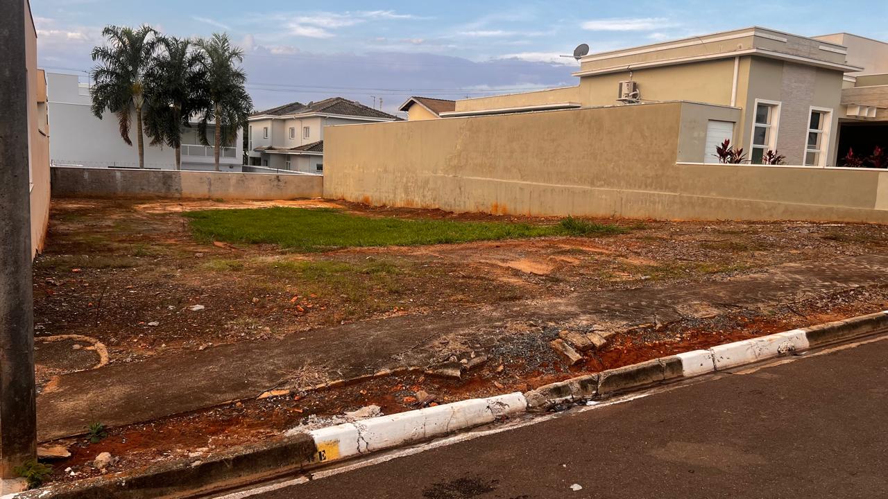 Terreno à Venda no Condomínio Portal das Estrelas em Boituva  