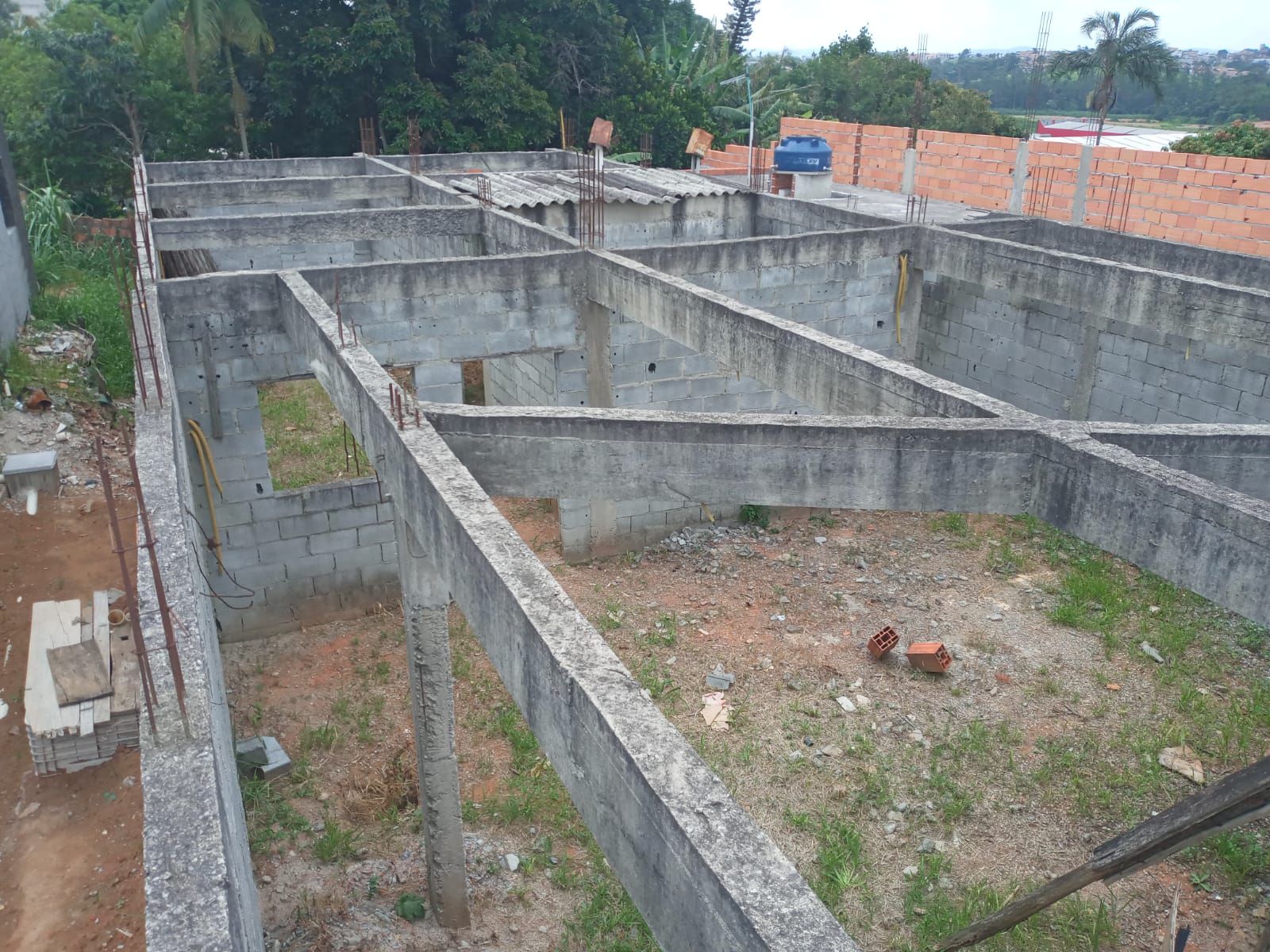 TERRENO COM CASA EM CONTRUÇÃO