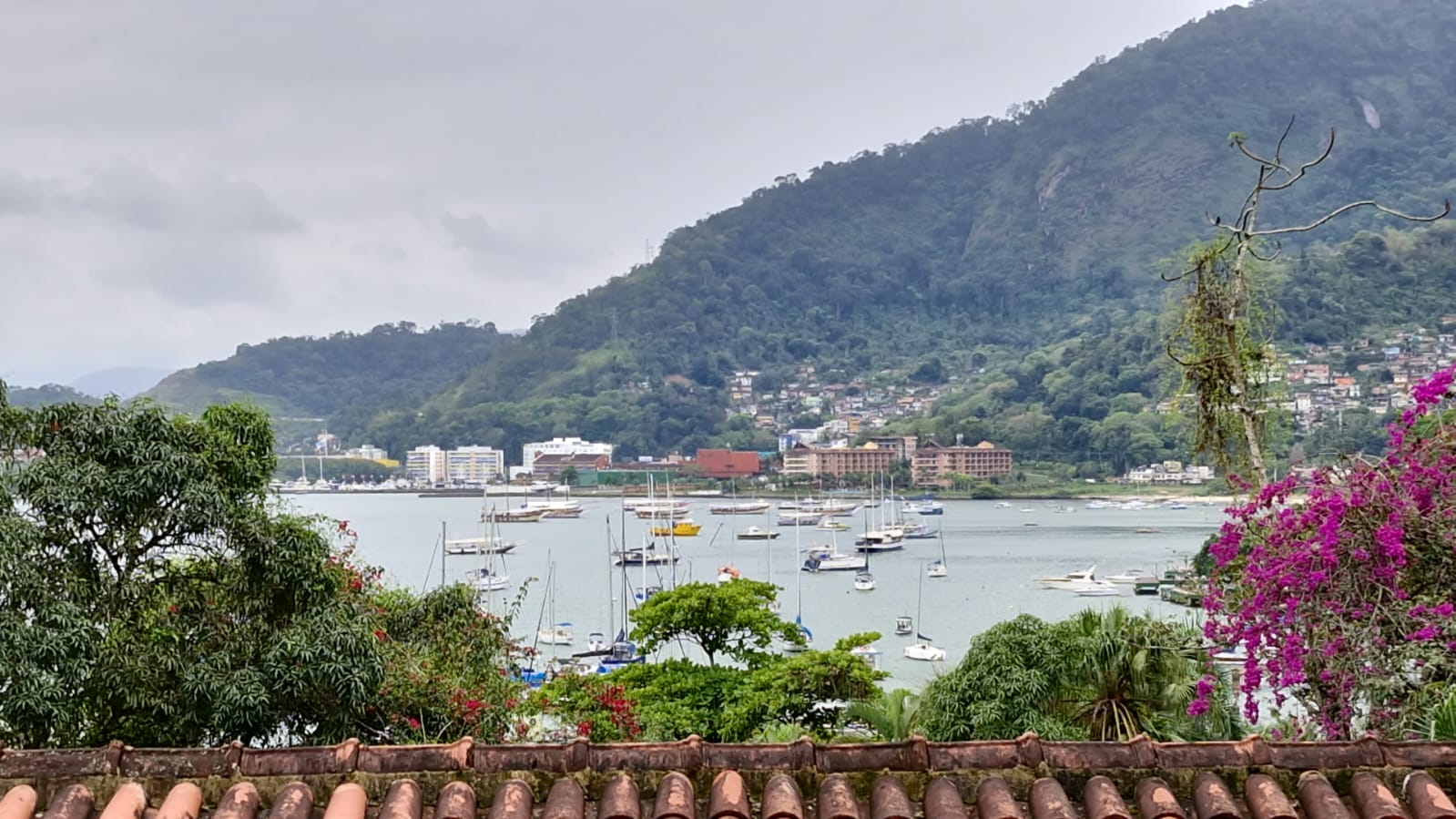 Casa em condomínio de frente para o mar no Marinas Angra dos Reis RJ.