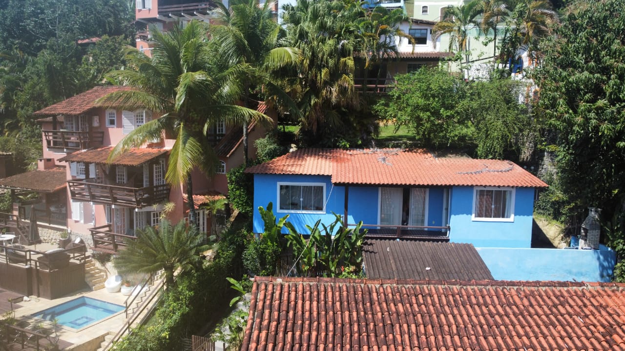 Casa em condomínio de frente para o mar no Marinas Angra dos Reis RJ.