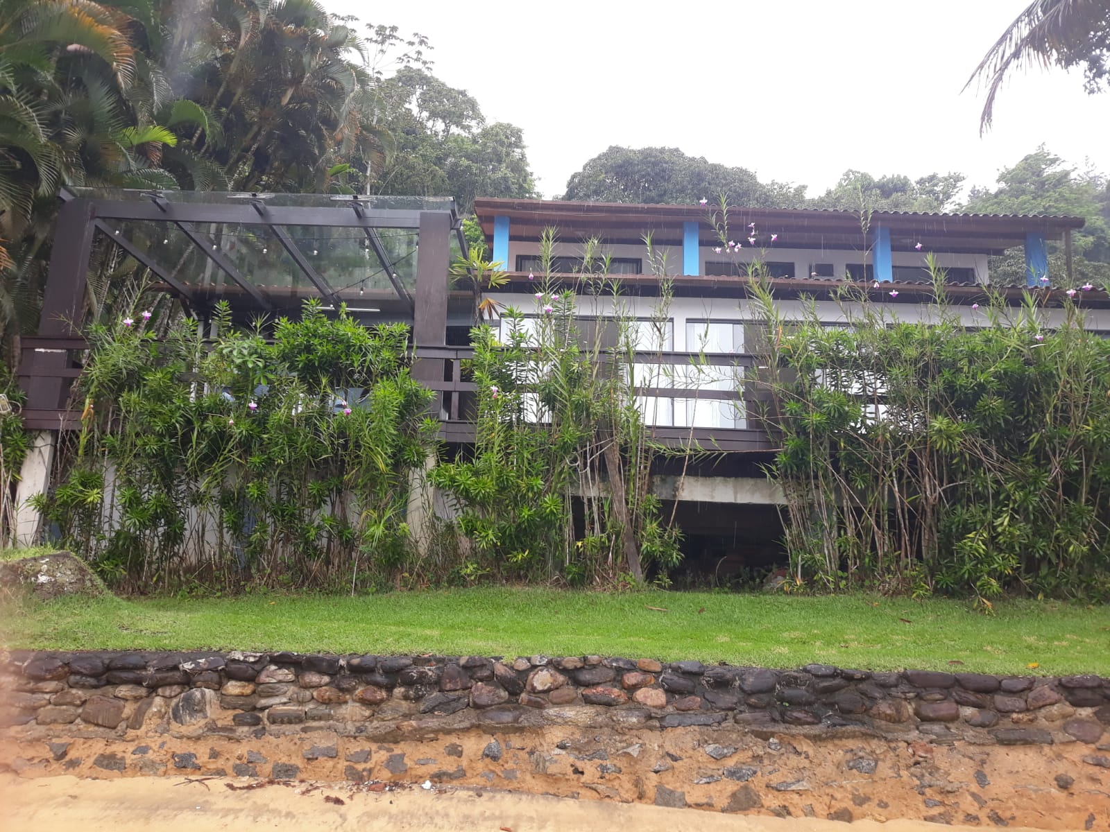 Casa Alto Padrão  em condominio pé na areia em Angra dos REis RJ