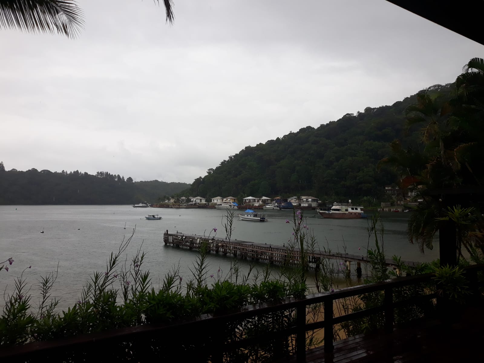 Casa Alto Padrão  em condominio pé na areia em Angra dos REis RJ