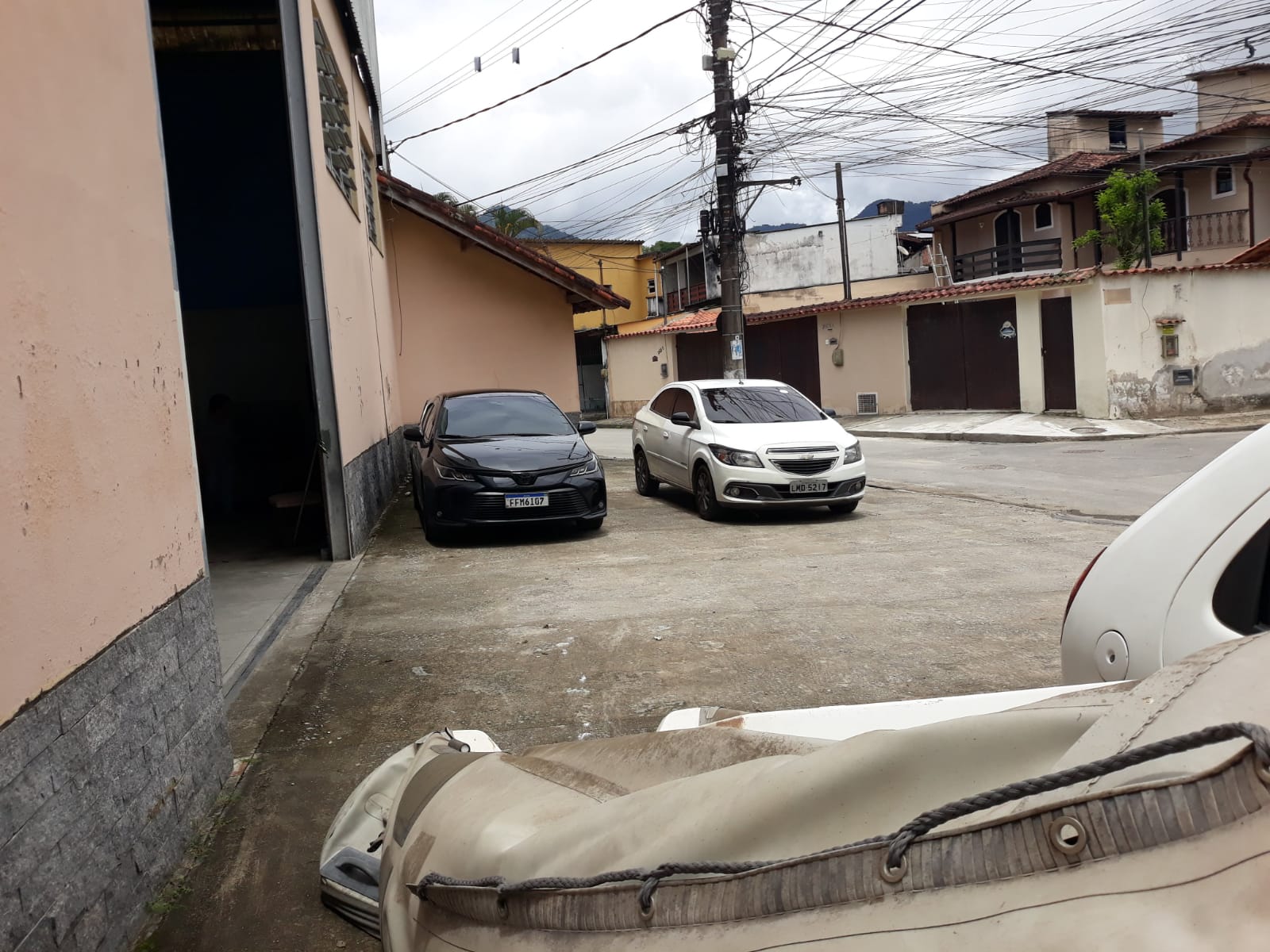 Aluguel de Galpão e casa de dois quartos no Frade há 70 metros da praia Angra dos Reis RJ  