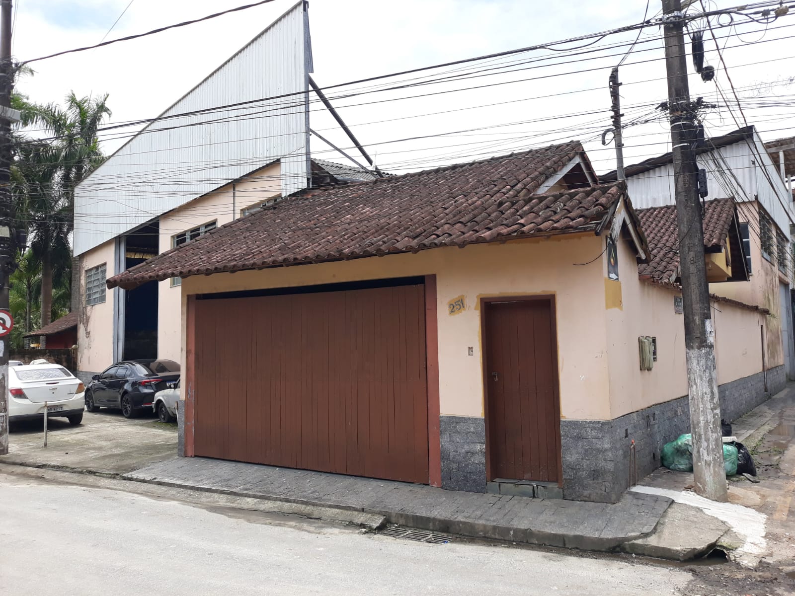Aluguel de Galpão e casa de dois quartos no Frade há 70 metros da praia Angra dos Reis RJ  