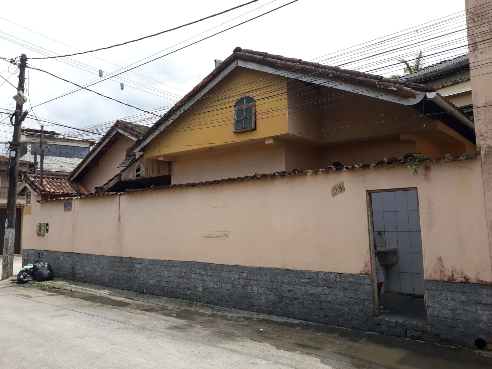 Aluguel de Galpão e casa de dois quartos no Frade há 70 metros da praia Angra dos Reis RJ  