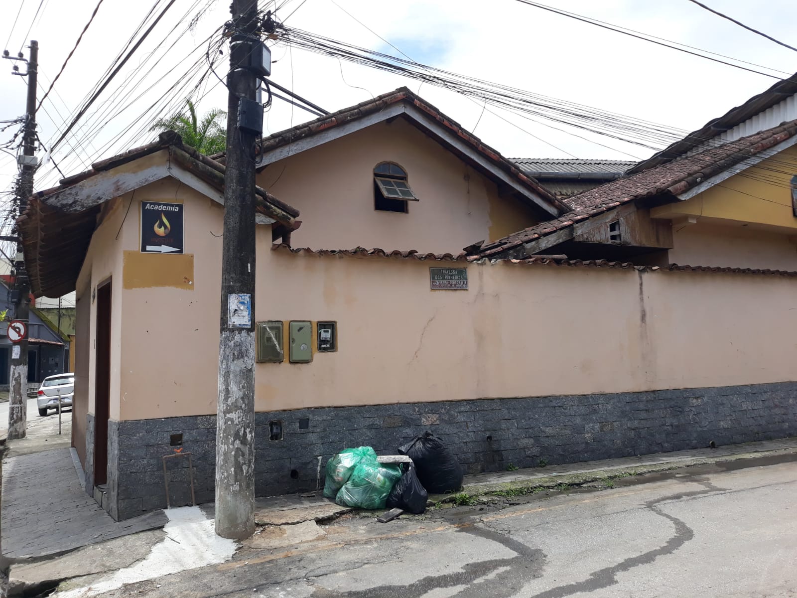 Aluguel de Galpão e casa de dois quartos no Frade há 70 metros da praia Angra dos Reis RJ  