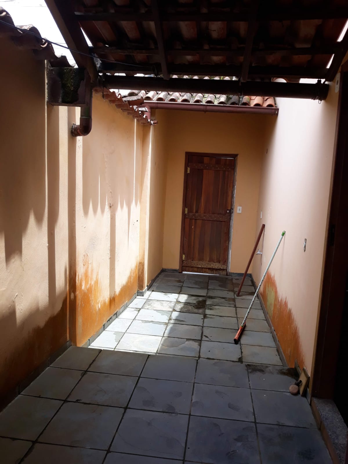 Aluguel de Galpão e casa de dois quartos no Frade há 70 metros da praia Angra dos Reis RJ  