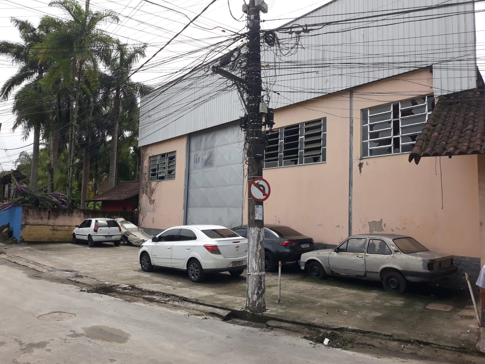 Aluguel de Galpão e casa de dois quartos no Frade há 70 metros da praia Angra dos Reis RJ  