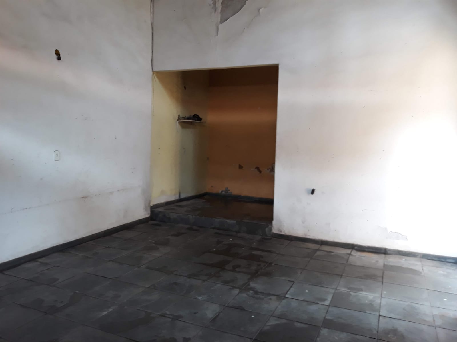 Aluguel de Galpão e casa de dois quartos no Frade há 70 metros da praia Angra dos Reis RJ  
