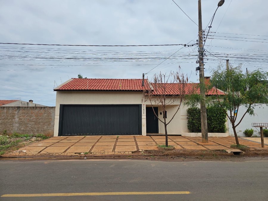 Casa Comercial Nova para Alugar no Parque São Carlos, Três Lagoas - 2 Suítes, Piscina e Garagem para 4 Carros