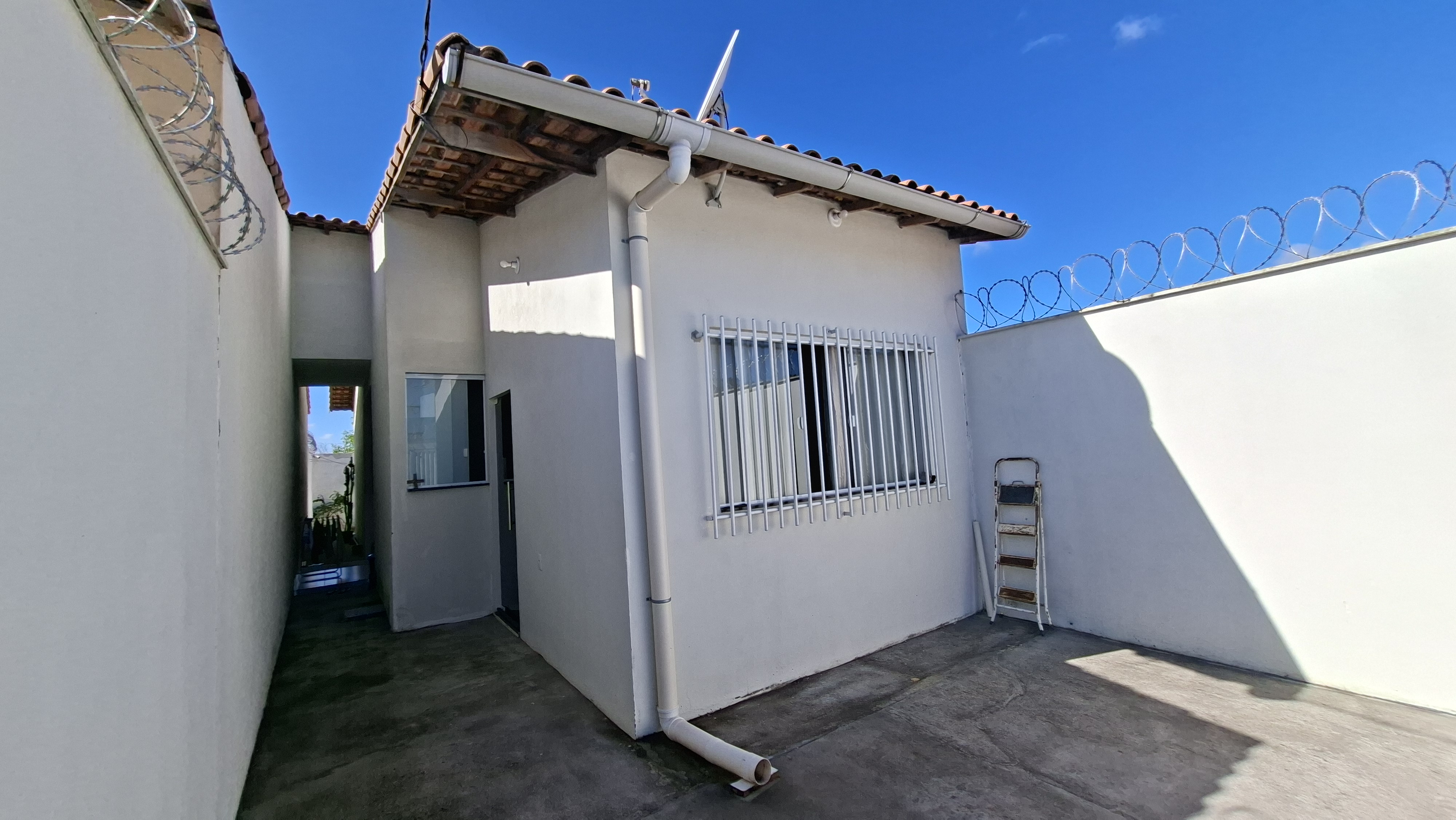CASA ESCRITURADA COM 02 QUARTOS , QUINTAL E MURADA - CAIÇARAS - SÃO MATEUS