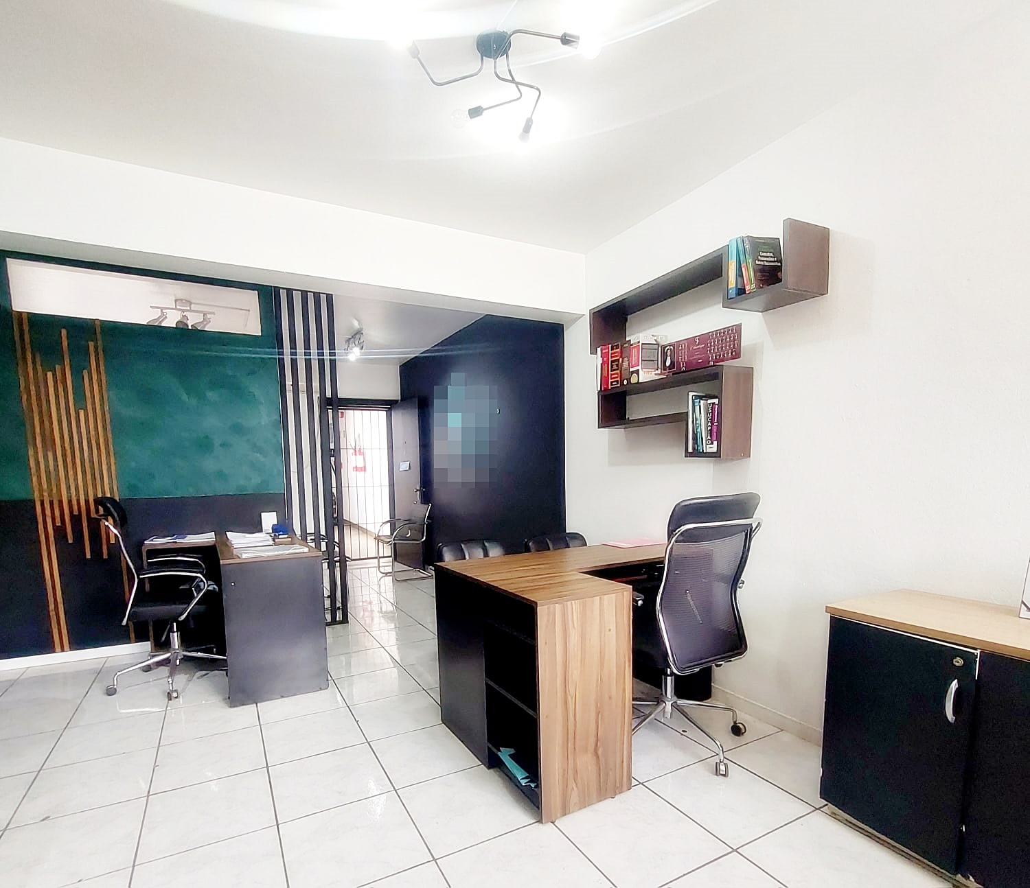 MOBILIADA - SALA COMERCIAL COMPARTILHAR NA RUA DR BOZANO / VALOR INCLUÍ CONDOMÍNIO 