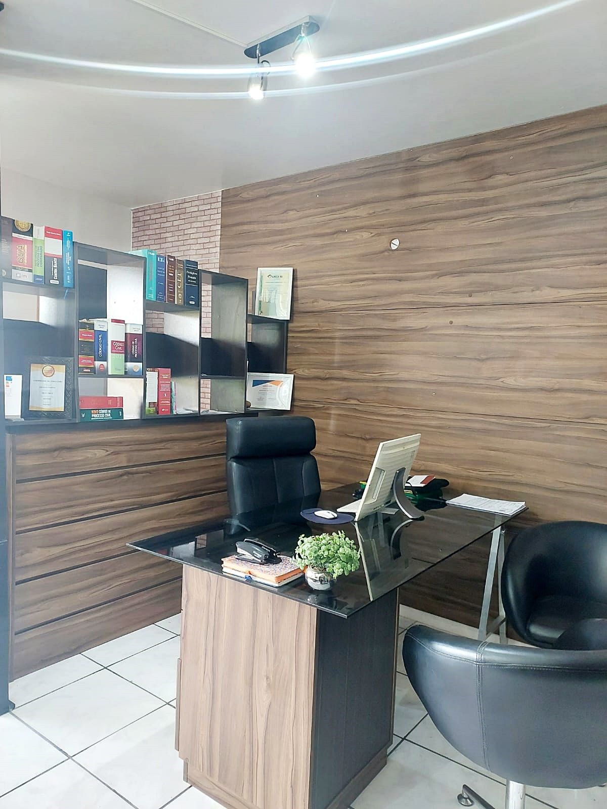 MOBILIADA - SALA COMERCIAL COMPARTILHAR NA RUA DR BOZANO / VALOR INCLUÍ CONDOMÍNIO 