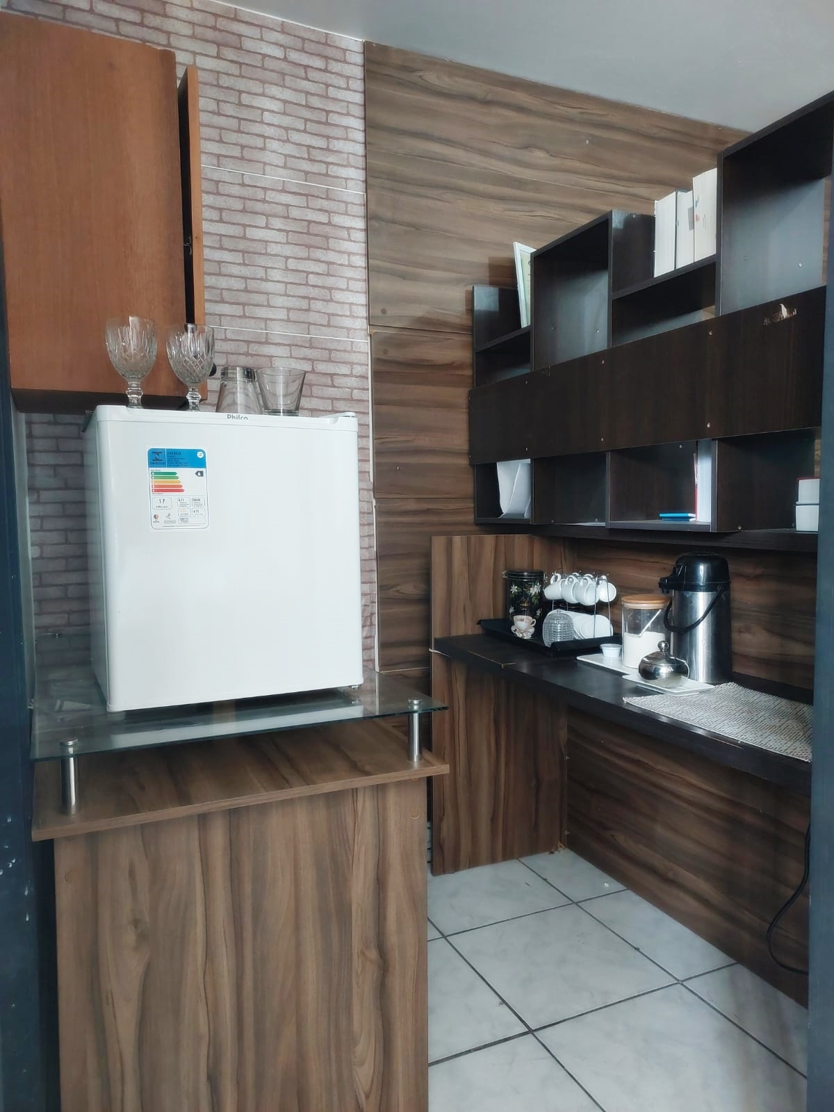 MOBILIADA - SALA COMERCIAL COMPARTILHAR NA RUA DR BOZANO / VALOR INCLUÍ CONDOMÍNIO 