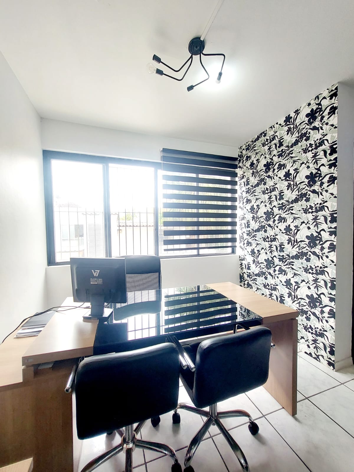 MOBILIADA - SALA COMERCIAL COMPARTILHAR NA RUA DR BOZANO / VALOR INCLUÍ CONDOMÍNIO 