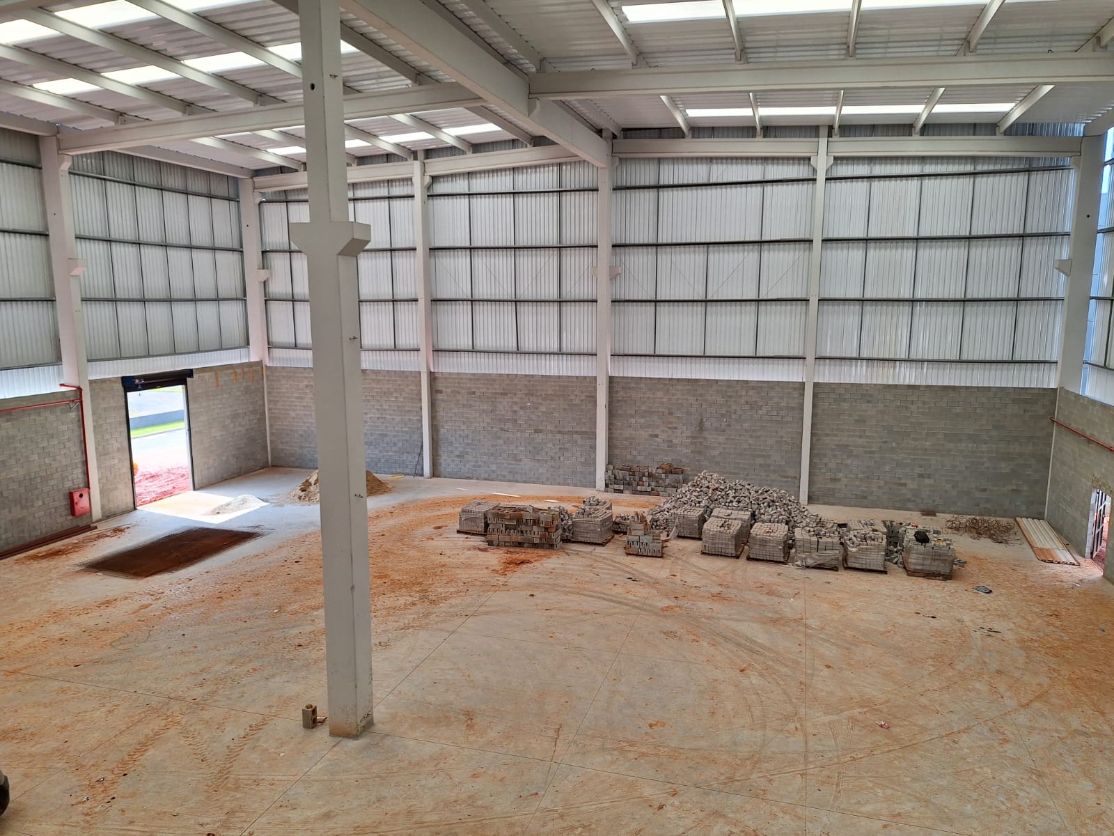 Galpão para locação localizado no Condomínio Dellapar 1 na Av Mario covas em Arujá-SP