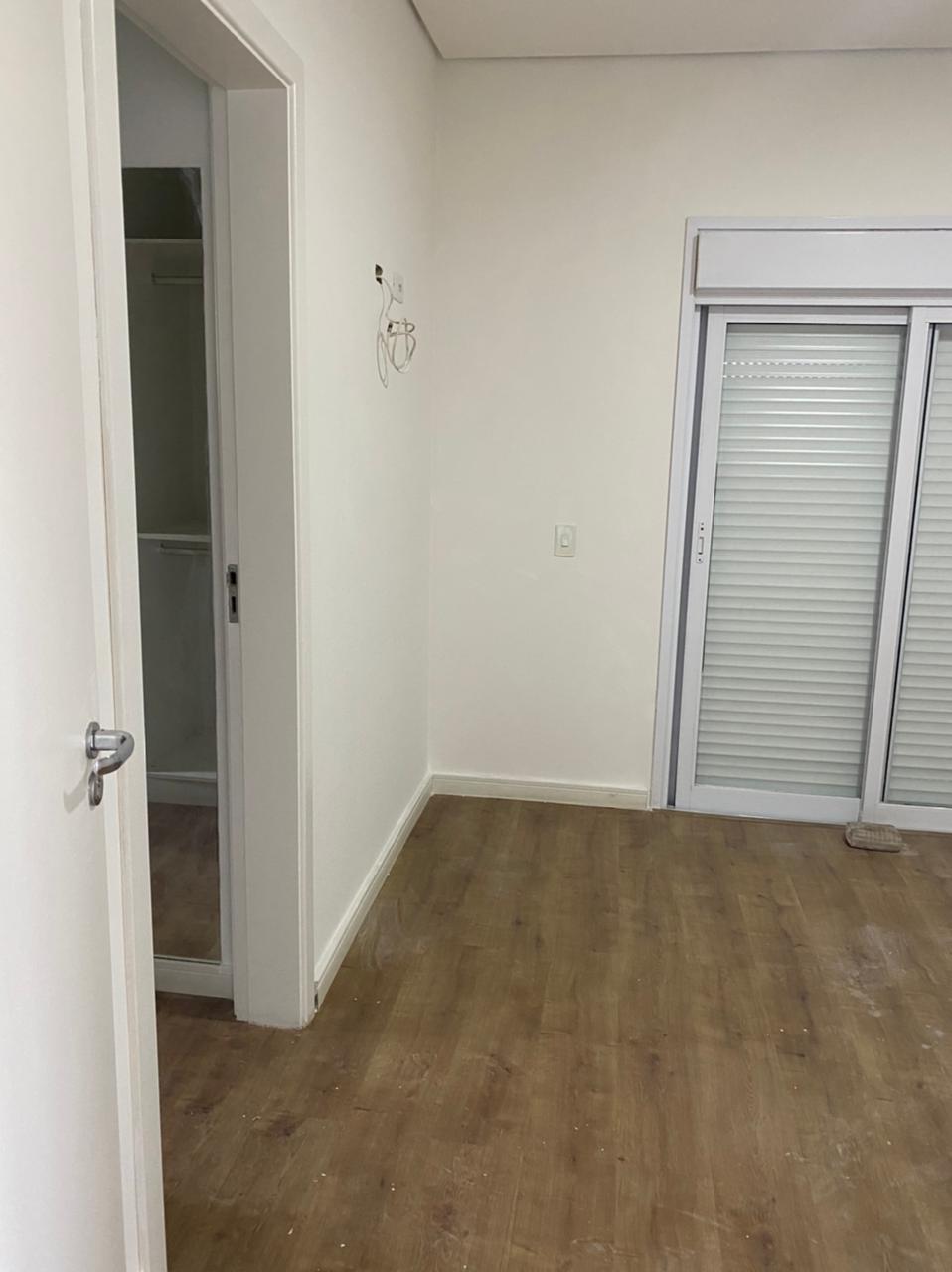 Casa com 4 suites e 8 banheiros, 311m2 a venda ou locação localizada no condomínio Aruja V em Arujá-SP