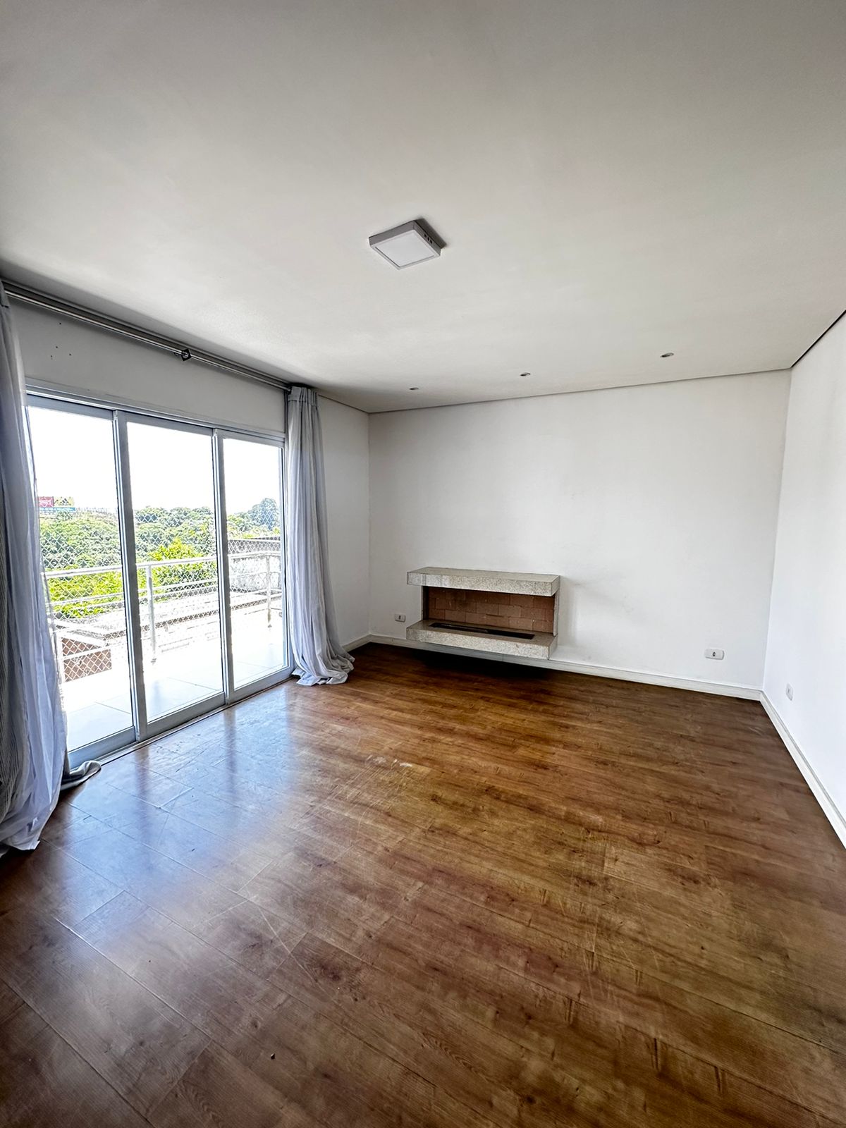 Casa com 4 suites e 8 banheiros, 311m2 a venda ou locação localizada no condomínio Aruja V em Arujá-SP